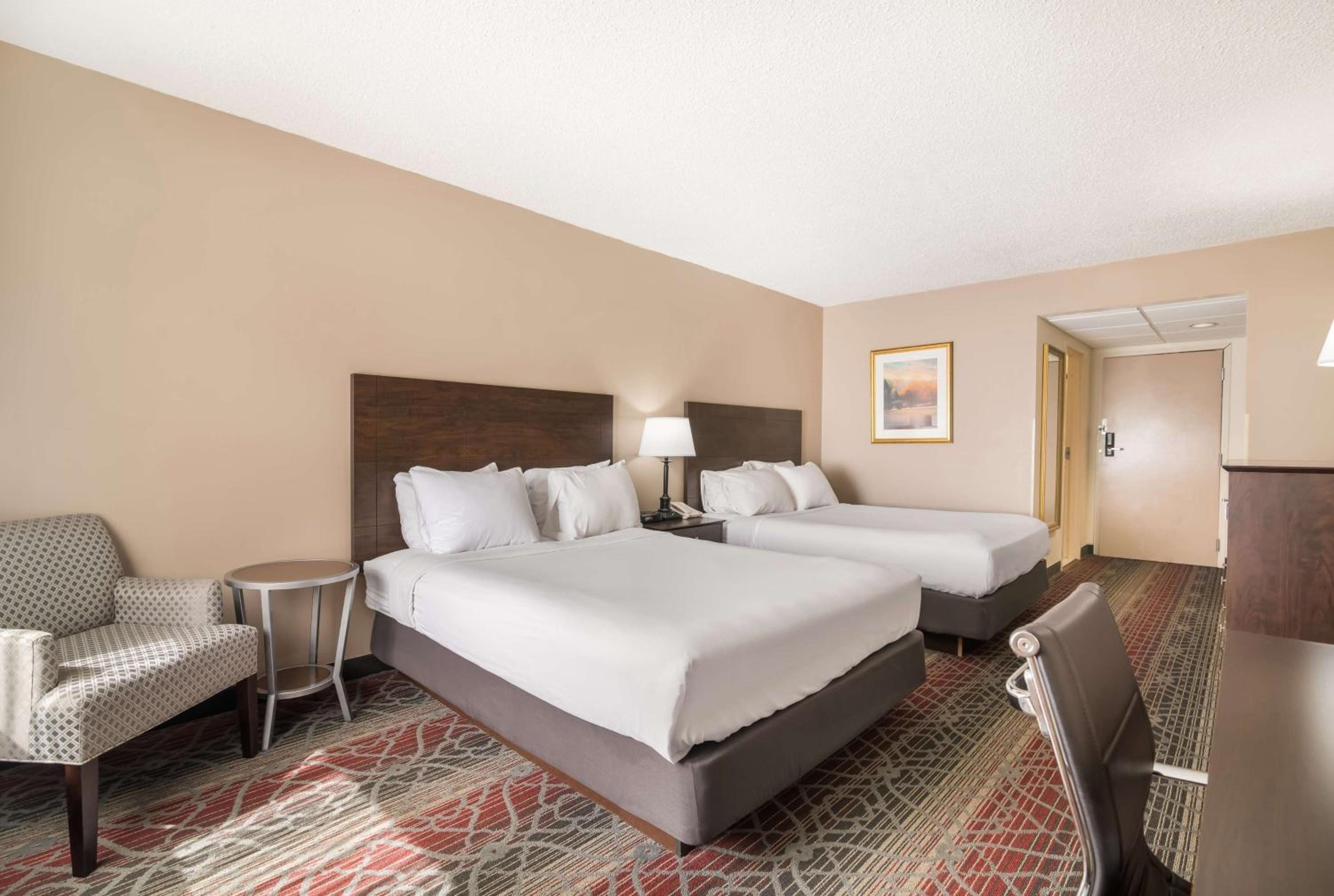 Queen Room with Two Queen Beds - Ground Floor photo 2