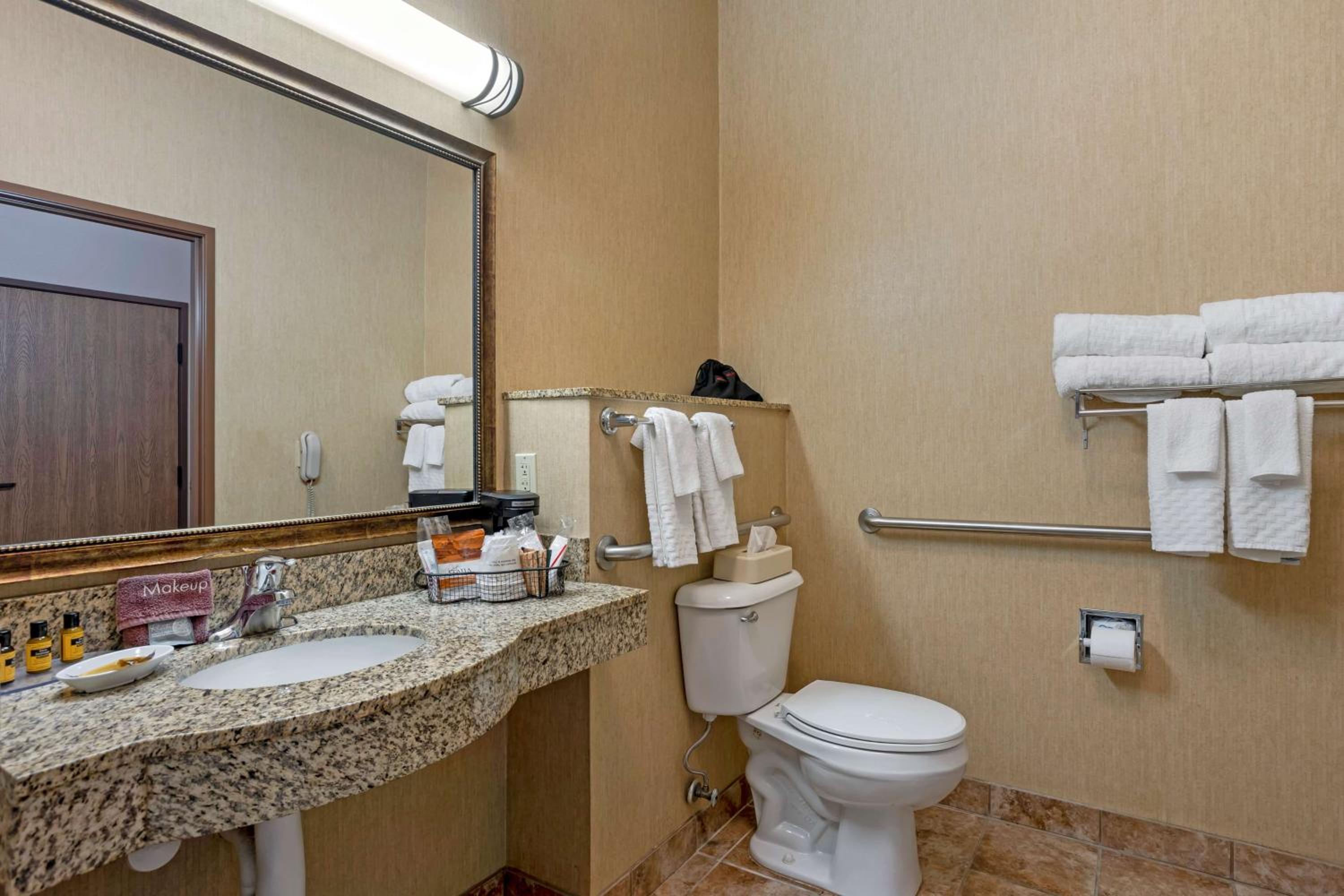King Room - Mobility Accessible with Bathtub photo 2