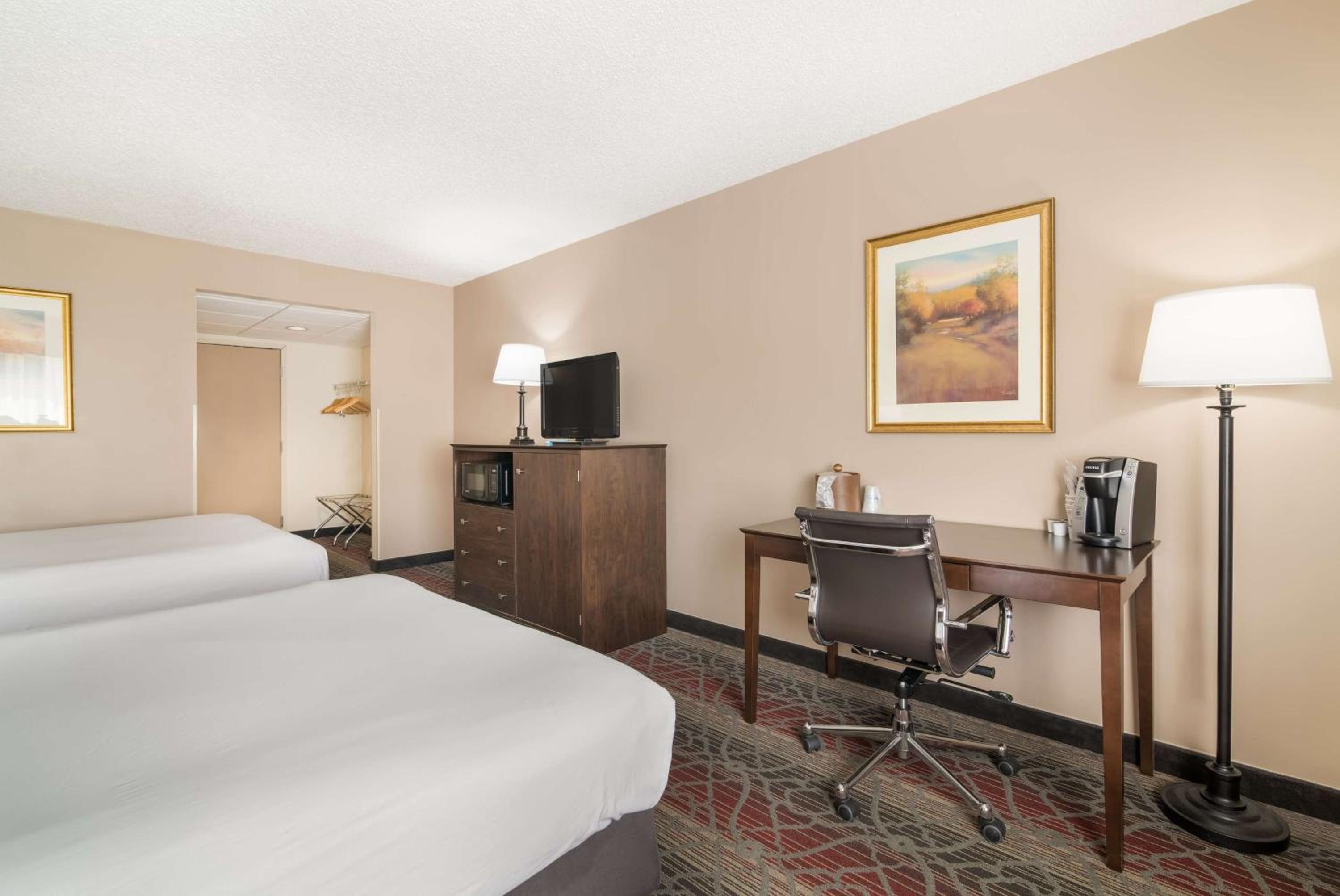 Queen Room with Two Queen Beds - Second Floor/Non-Smoking photo 3