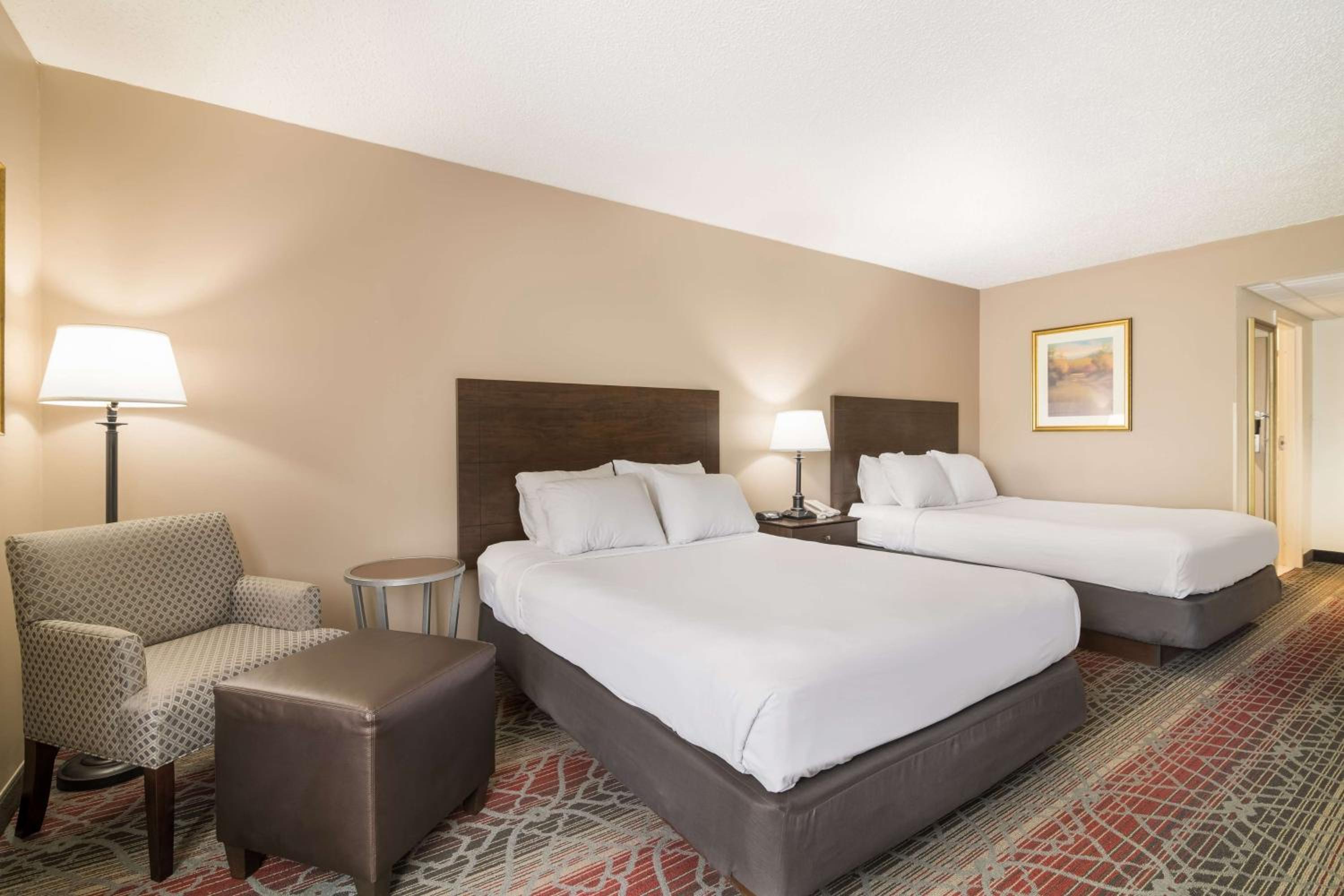 Queen Room with Two Queen Beds - Second Floor photo 3