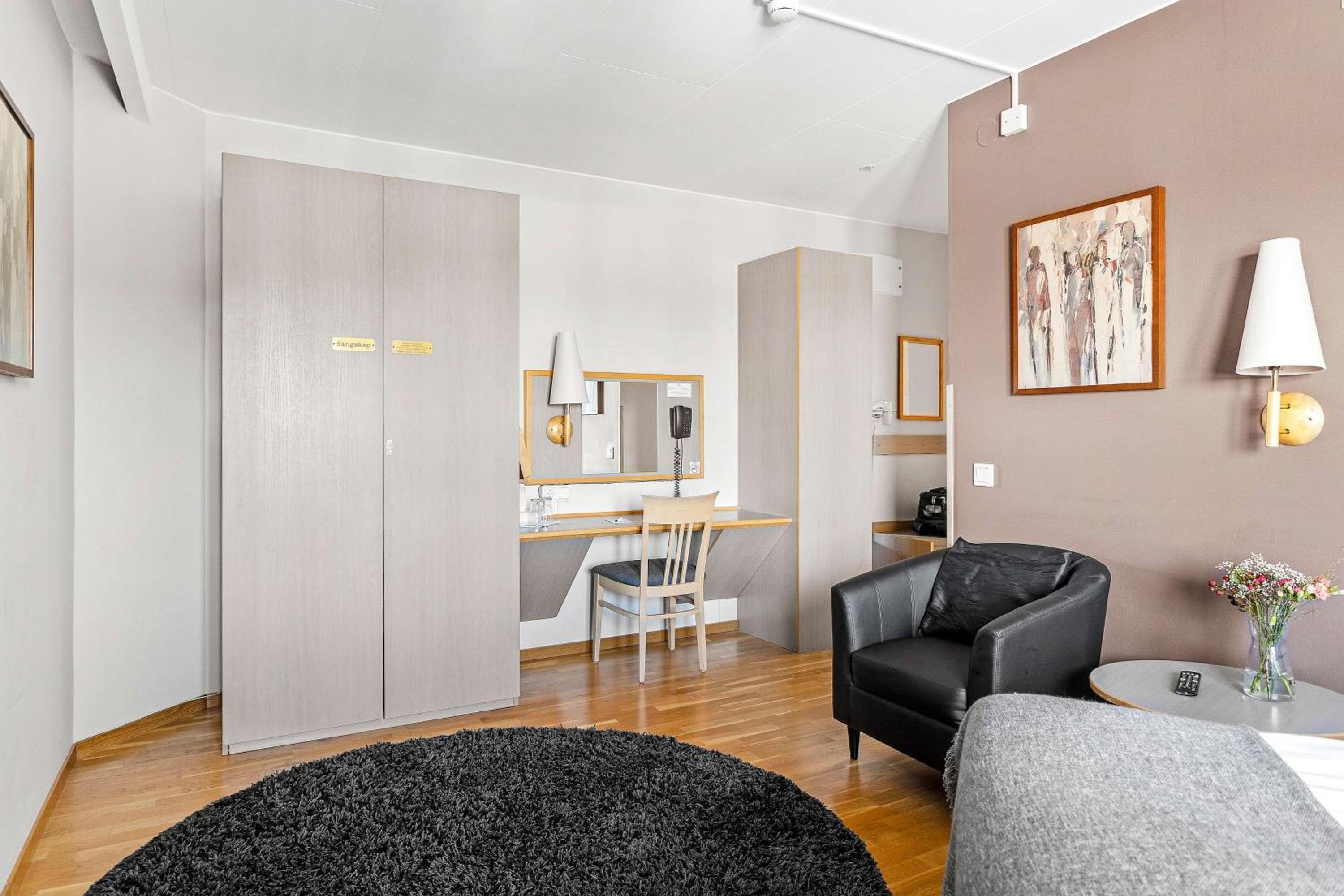 Double Room - Non-Smoking  - Photo 2
