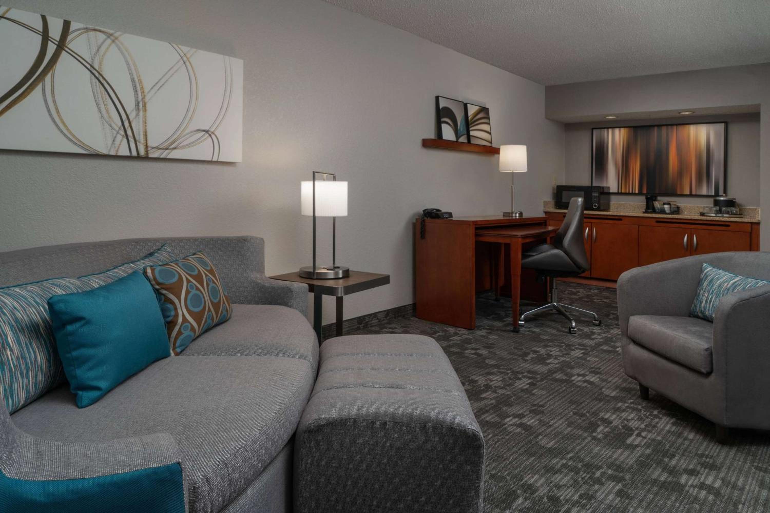 One-Bedroom King Suite with Sofa Bed - Photo 4