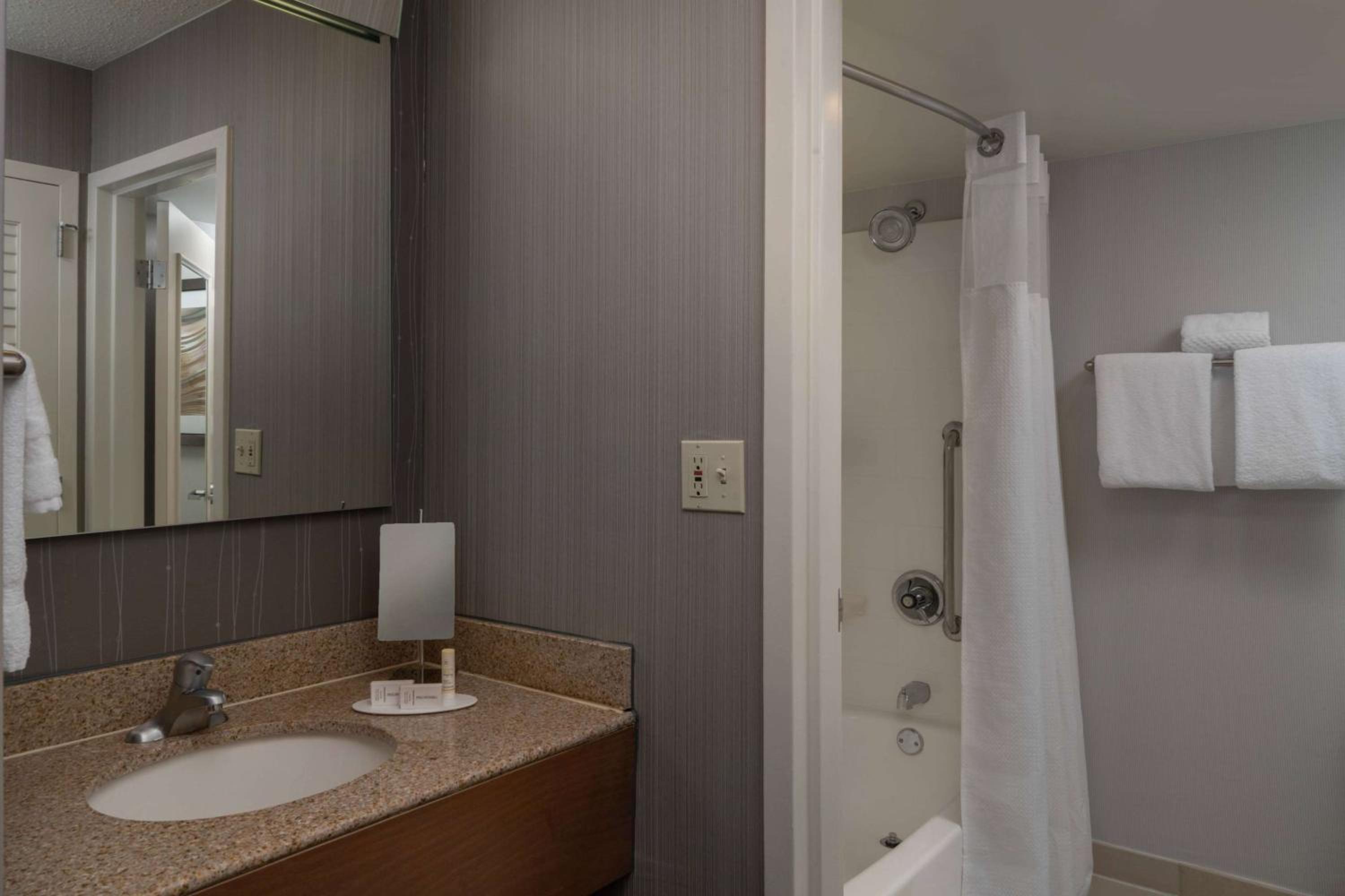 Queen Room with Two Queen Beds - Hearing Accessible - Photo 3