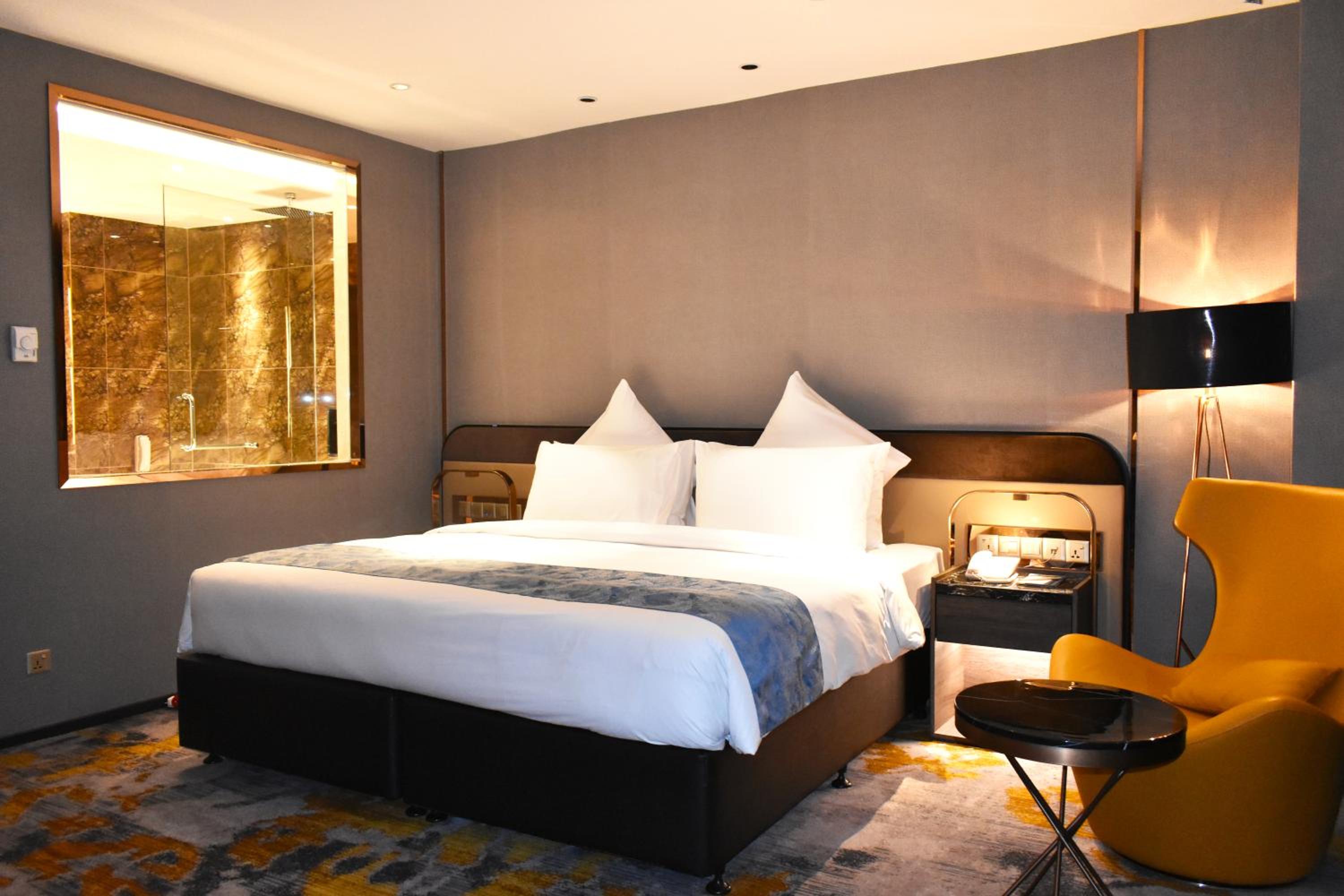 Deluxe King Room - Photo 5