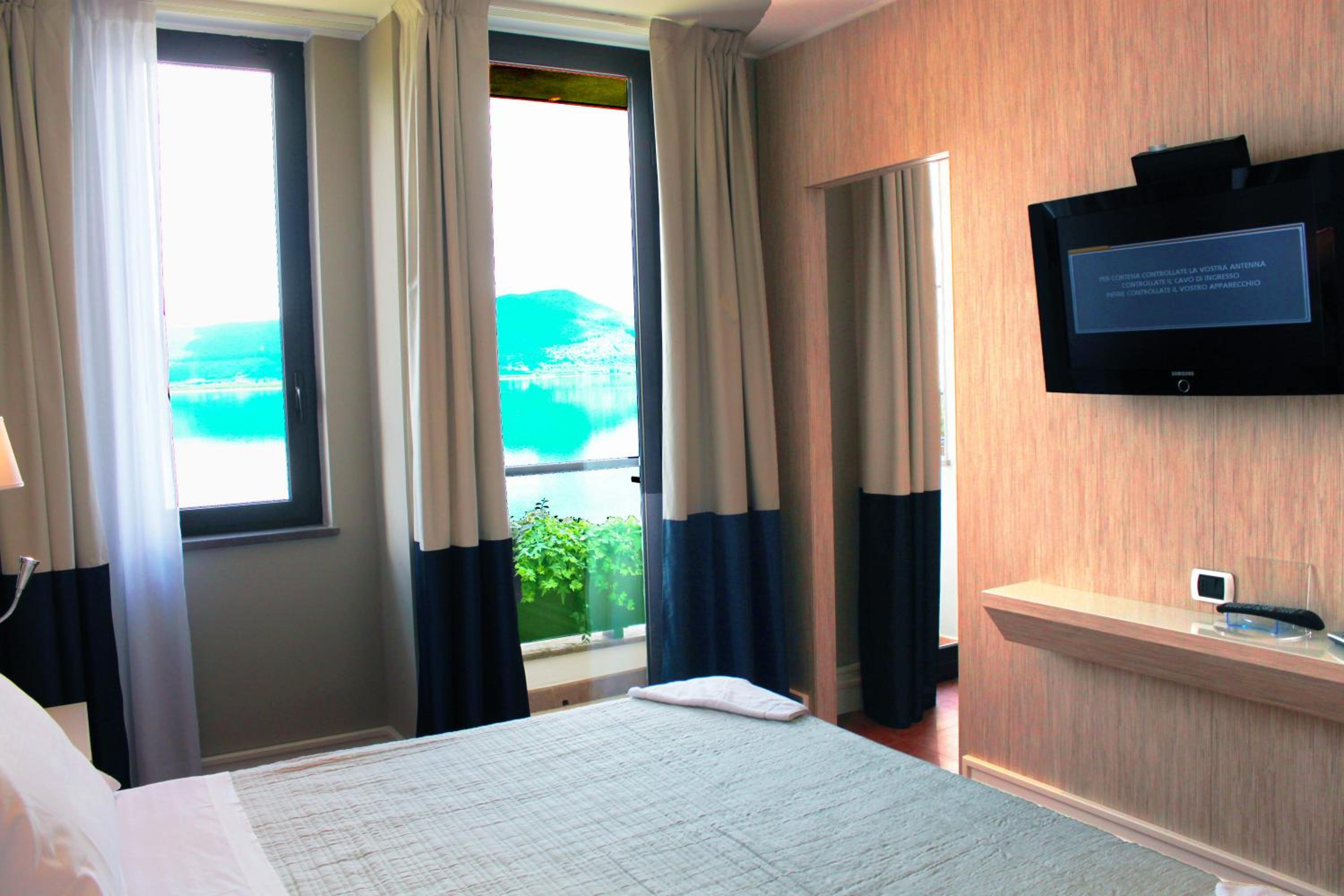 Suite with Lake View photo 3