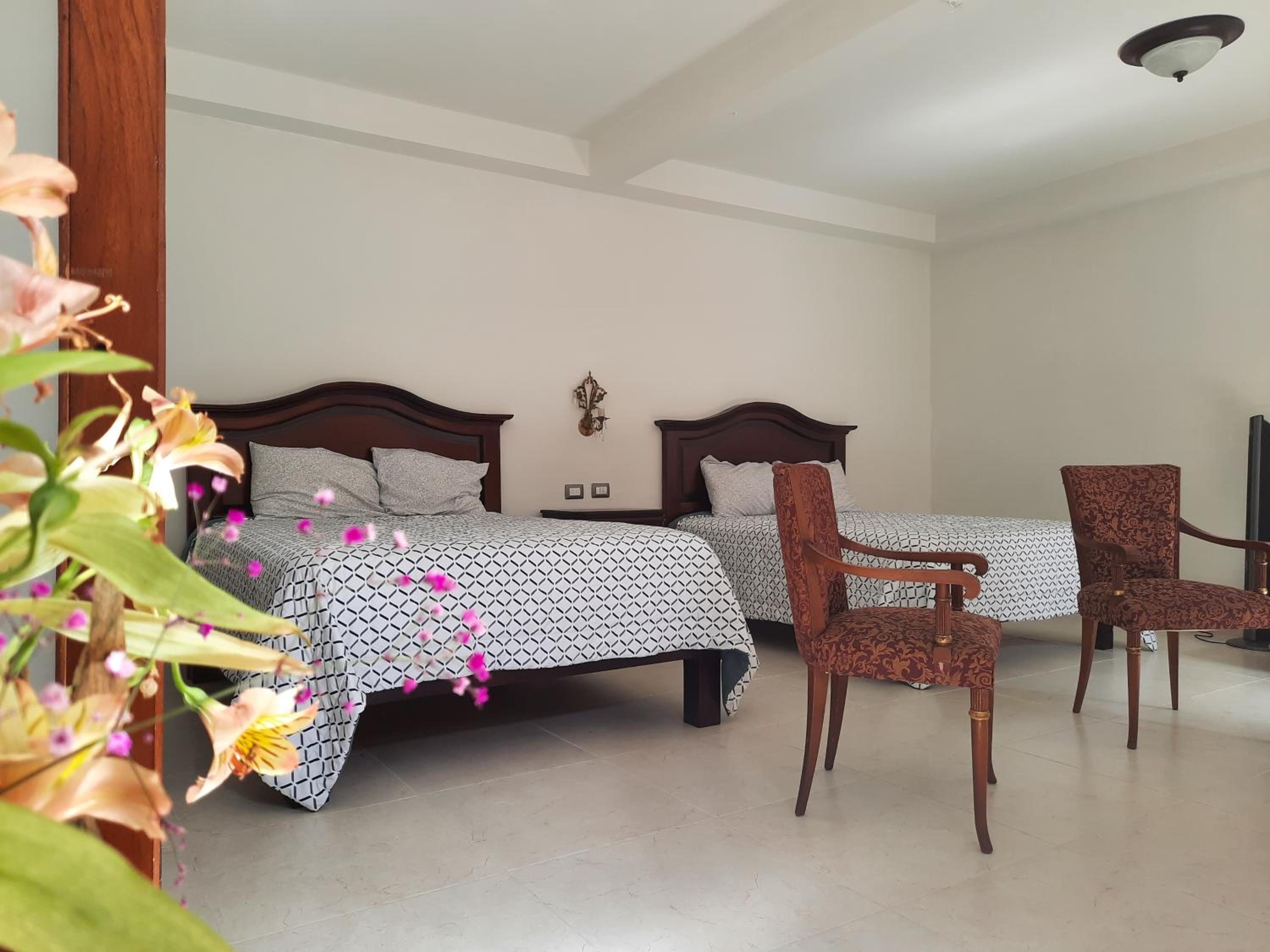 Deluxe Queen Suite