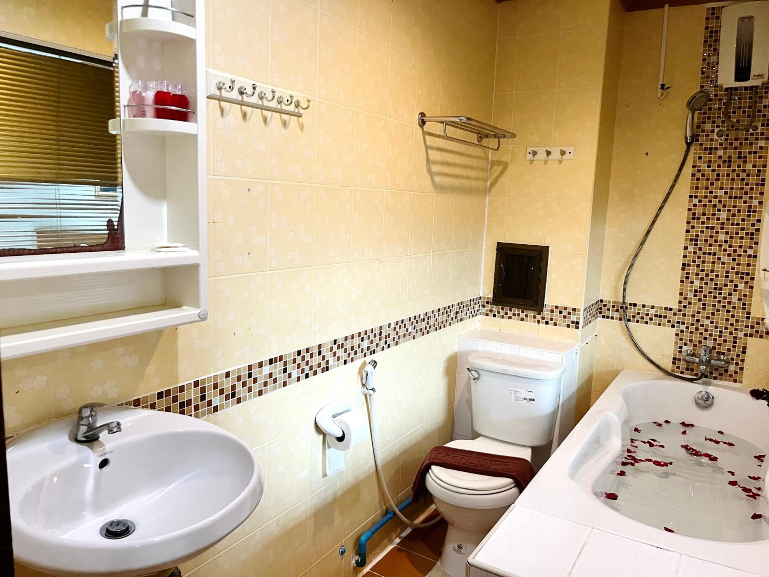 Deluxe Double Room - Photo 13