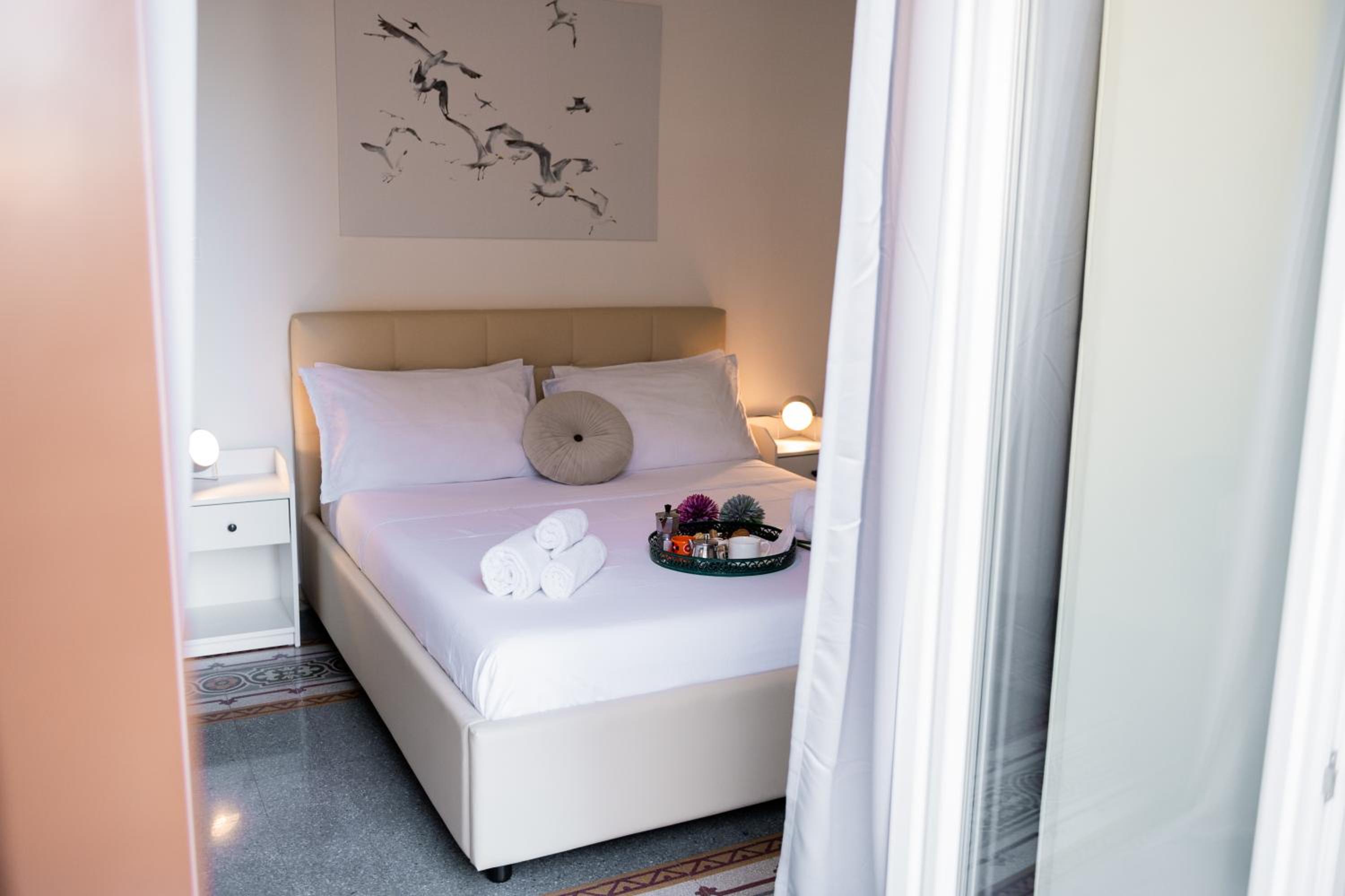 Double Room with Balcony - Photo 8