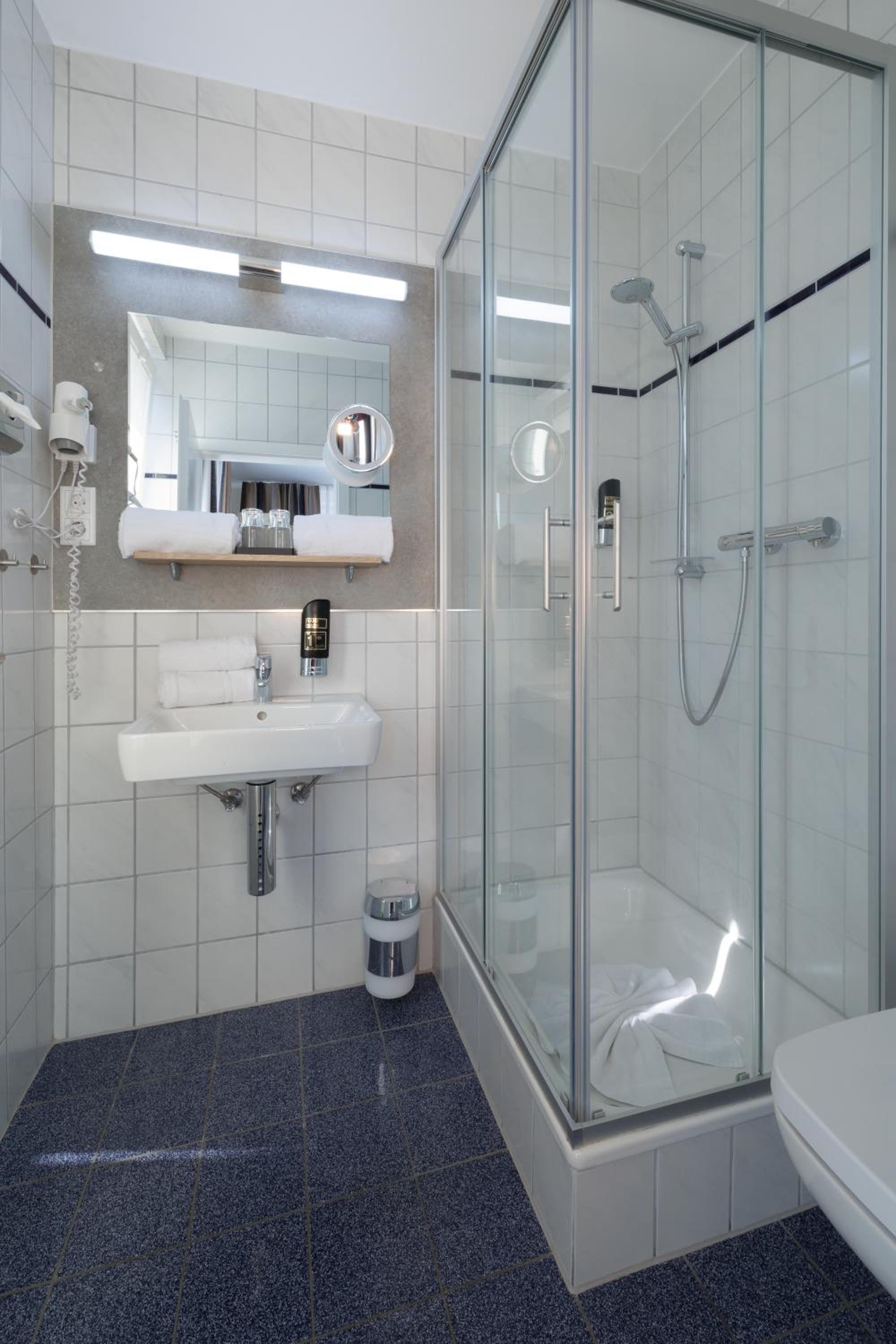 Double Room with Balcony - Photo 4