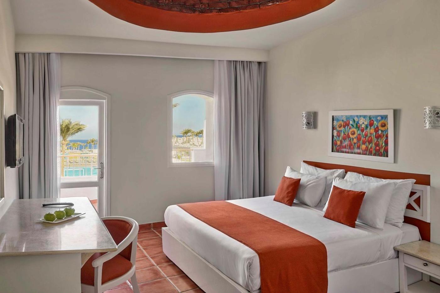 Standard, King or Twin Bed, Pool View