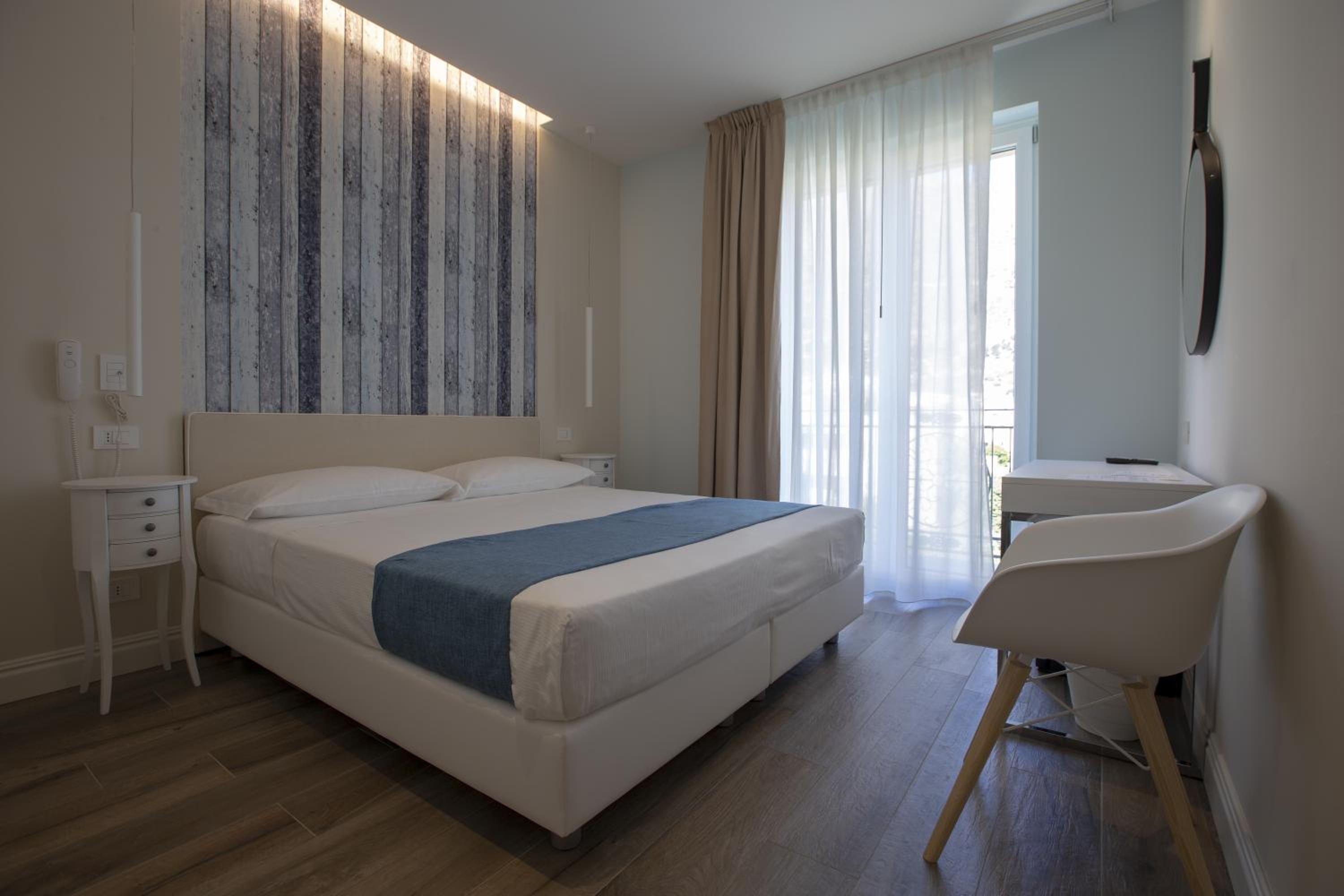 Deluxe Double Room with Side Sea View - Photo 1