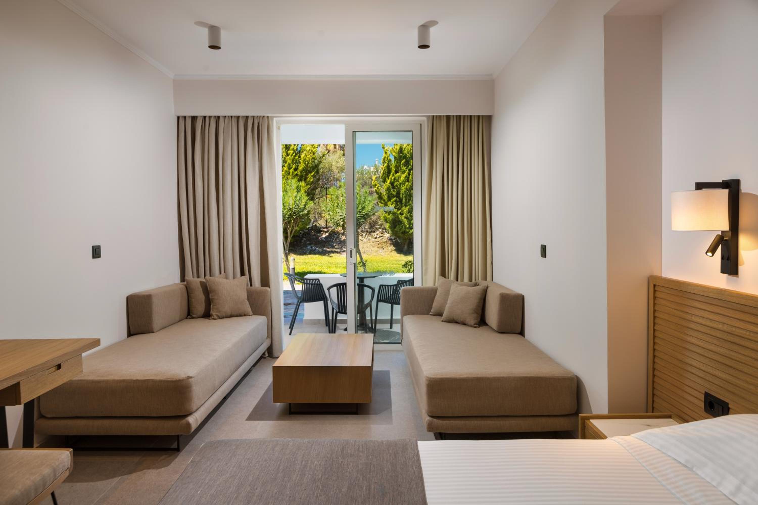 Family Room (3 Adults + 1 Child) - Photo 1