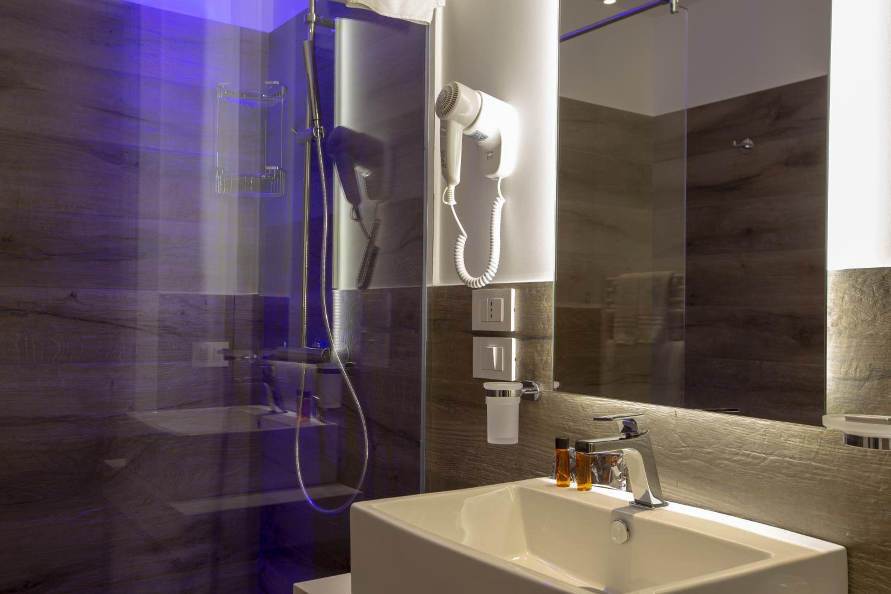 Deluxe Double Room with Side Sea View - Photo 8