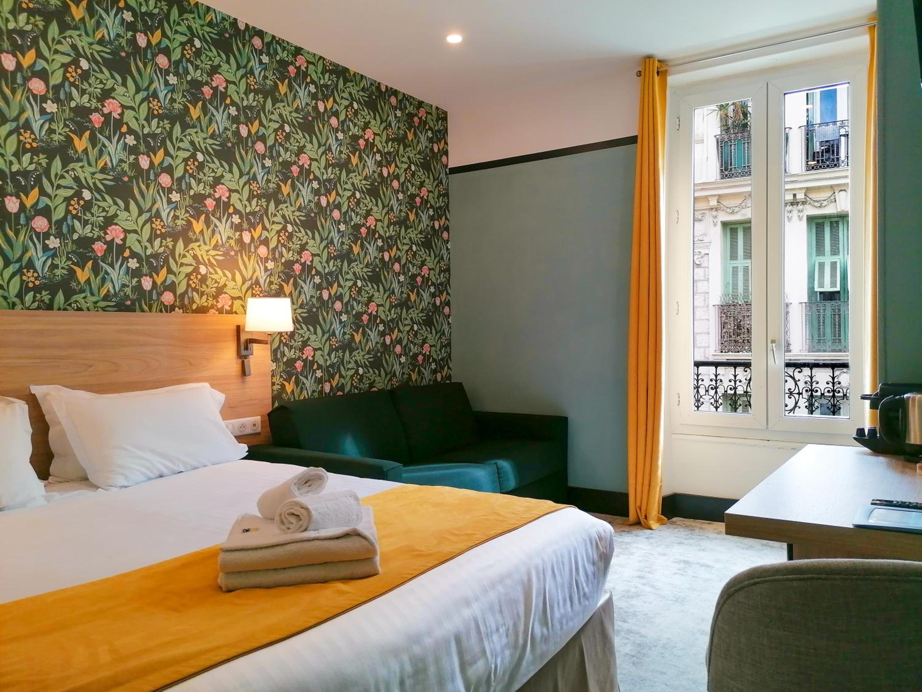Executive Room thumbnail 5