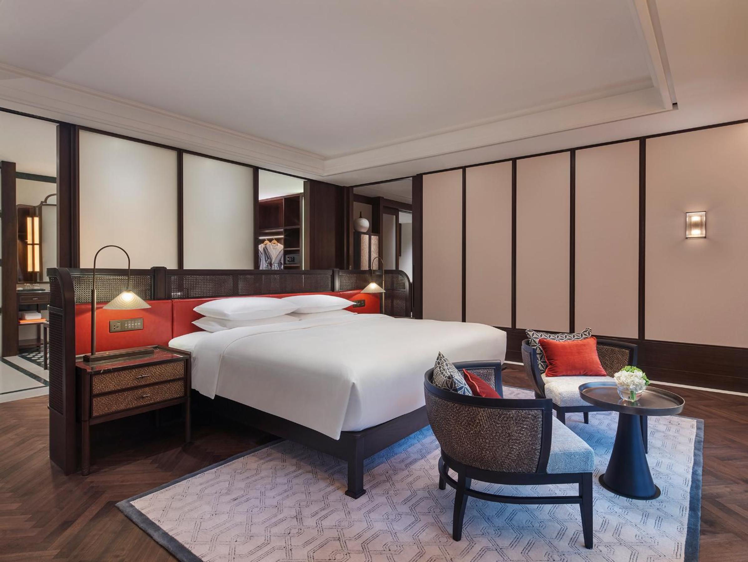 Executive Suite - Photo 2