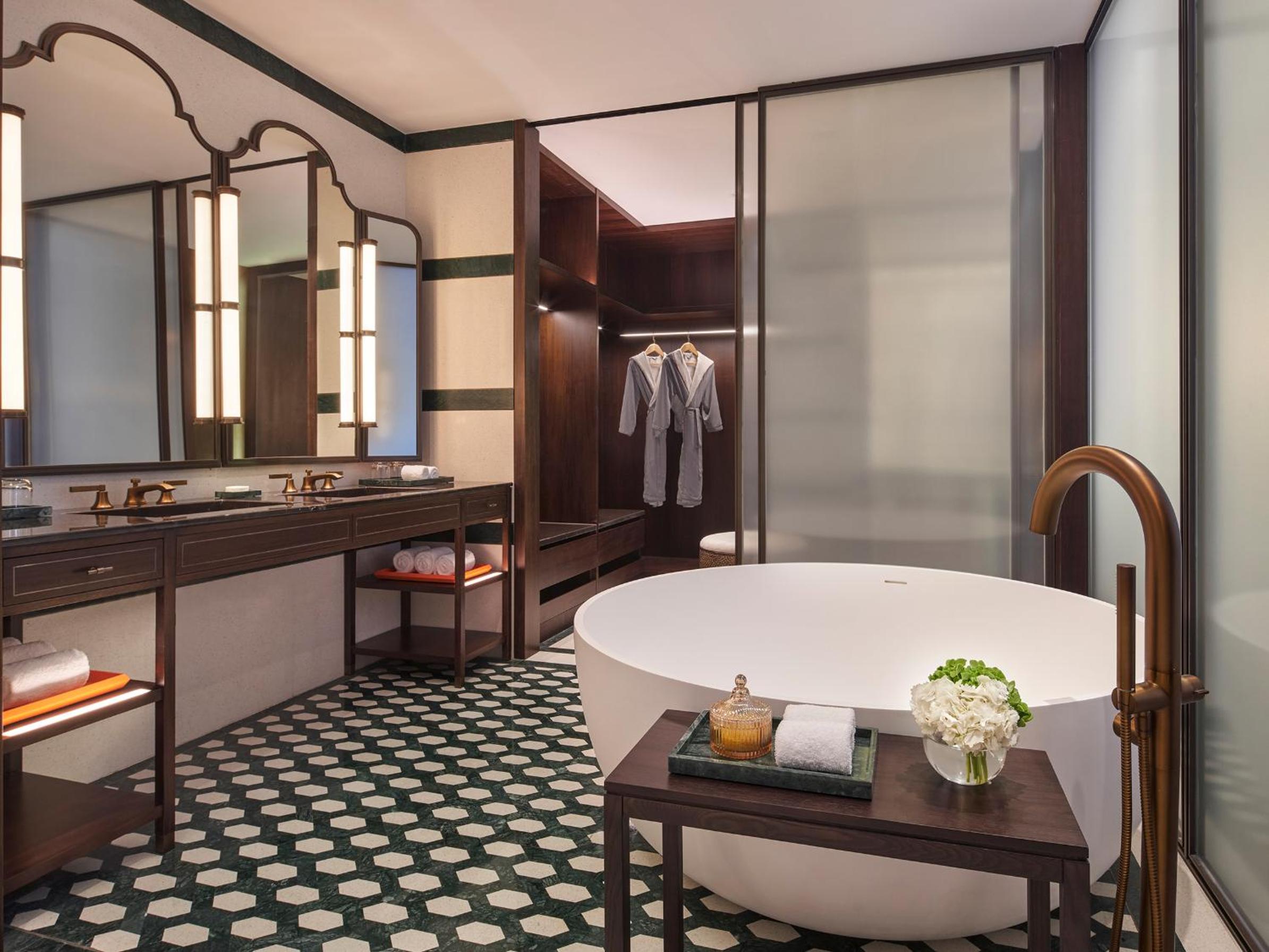 Executive Suite - Photo 3