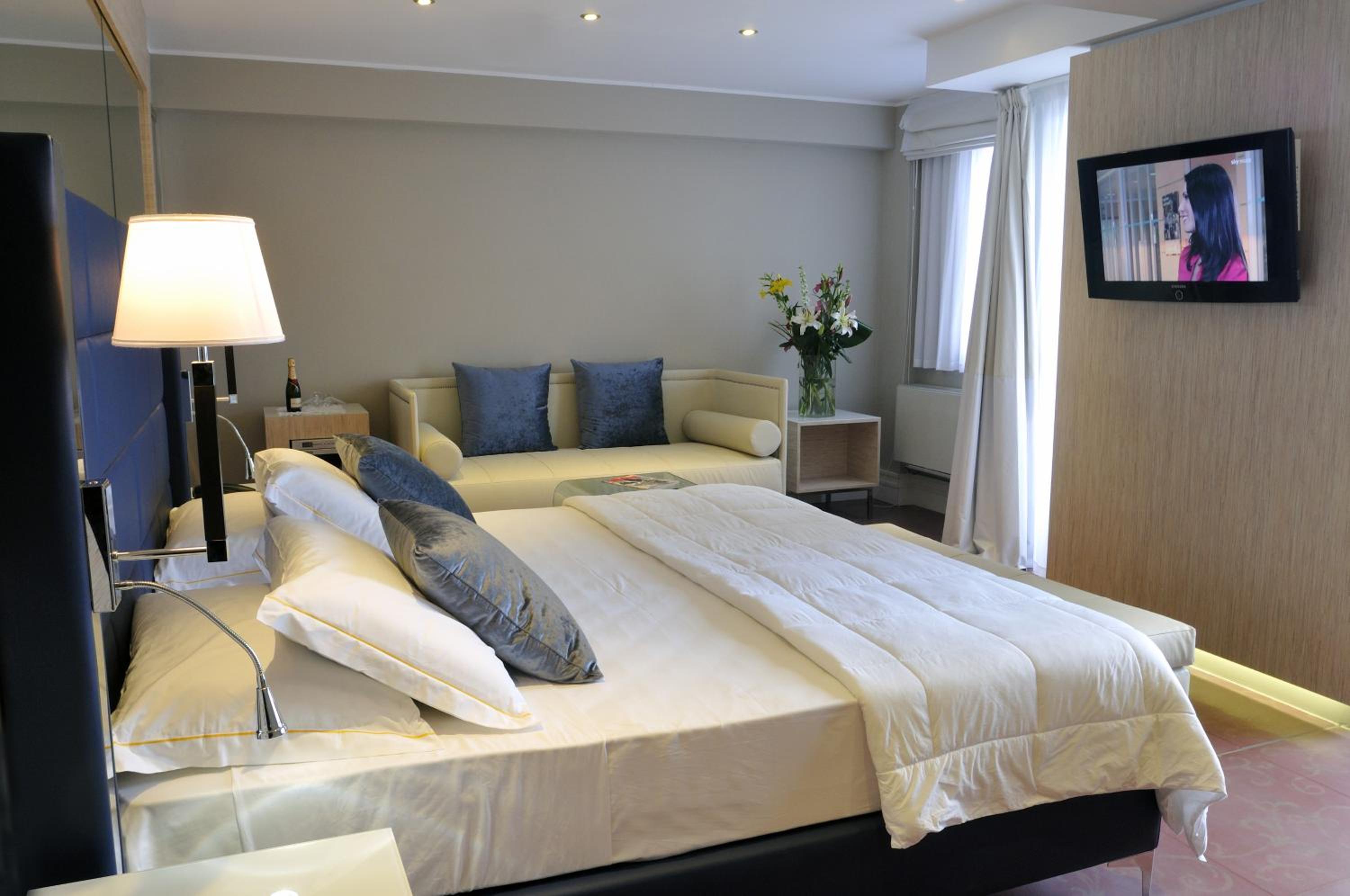 One-Bedroom Suite with Lake View photo 2
