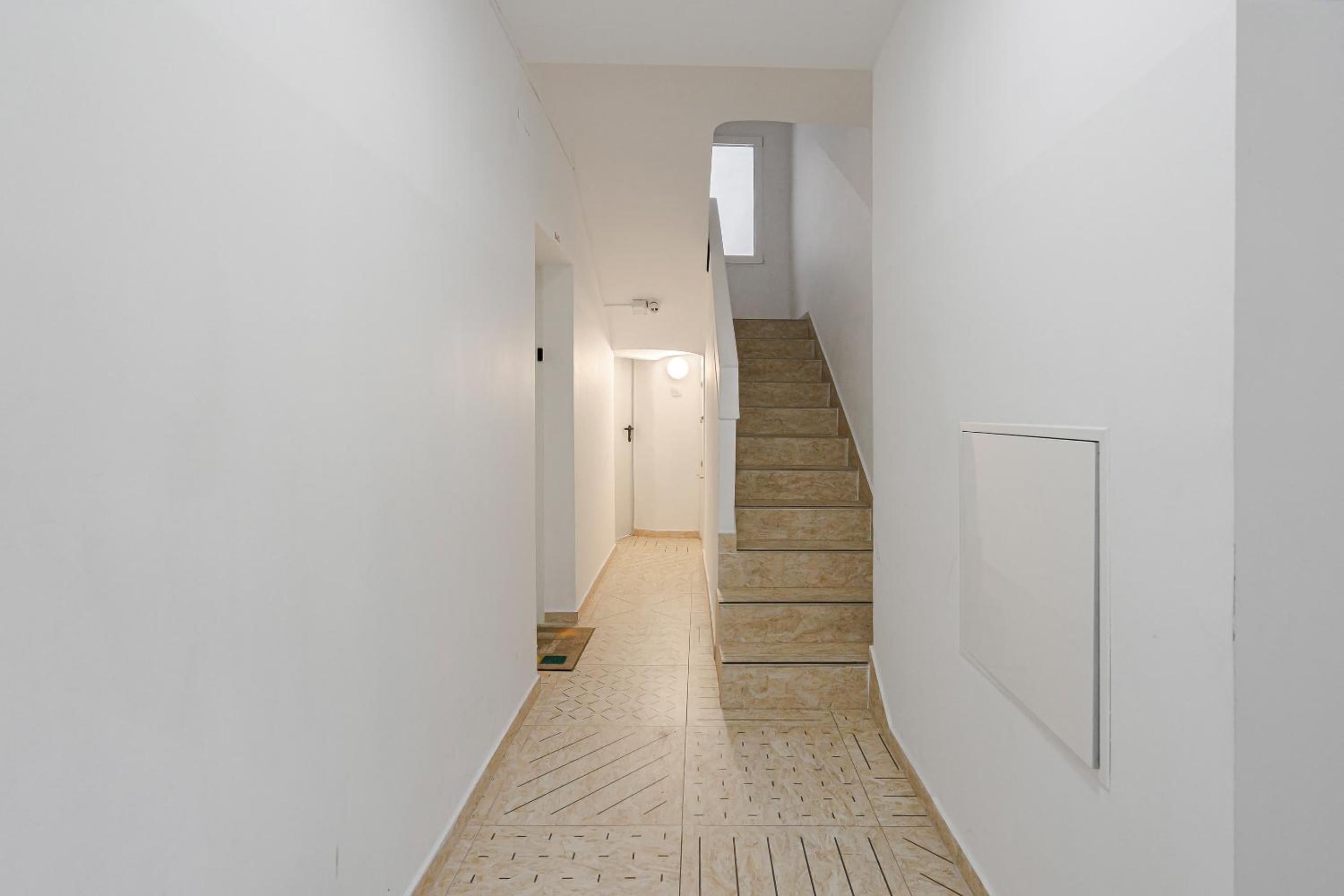 Three-Bedroom Apartment (8 Adults) - Photo 3