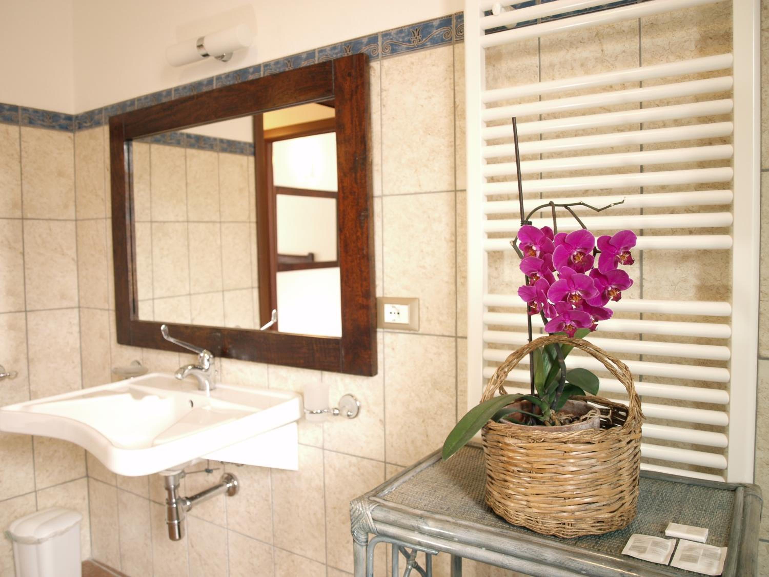 Double or Twin Room with Balcony - Photo 9