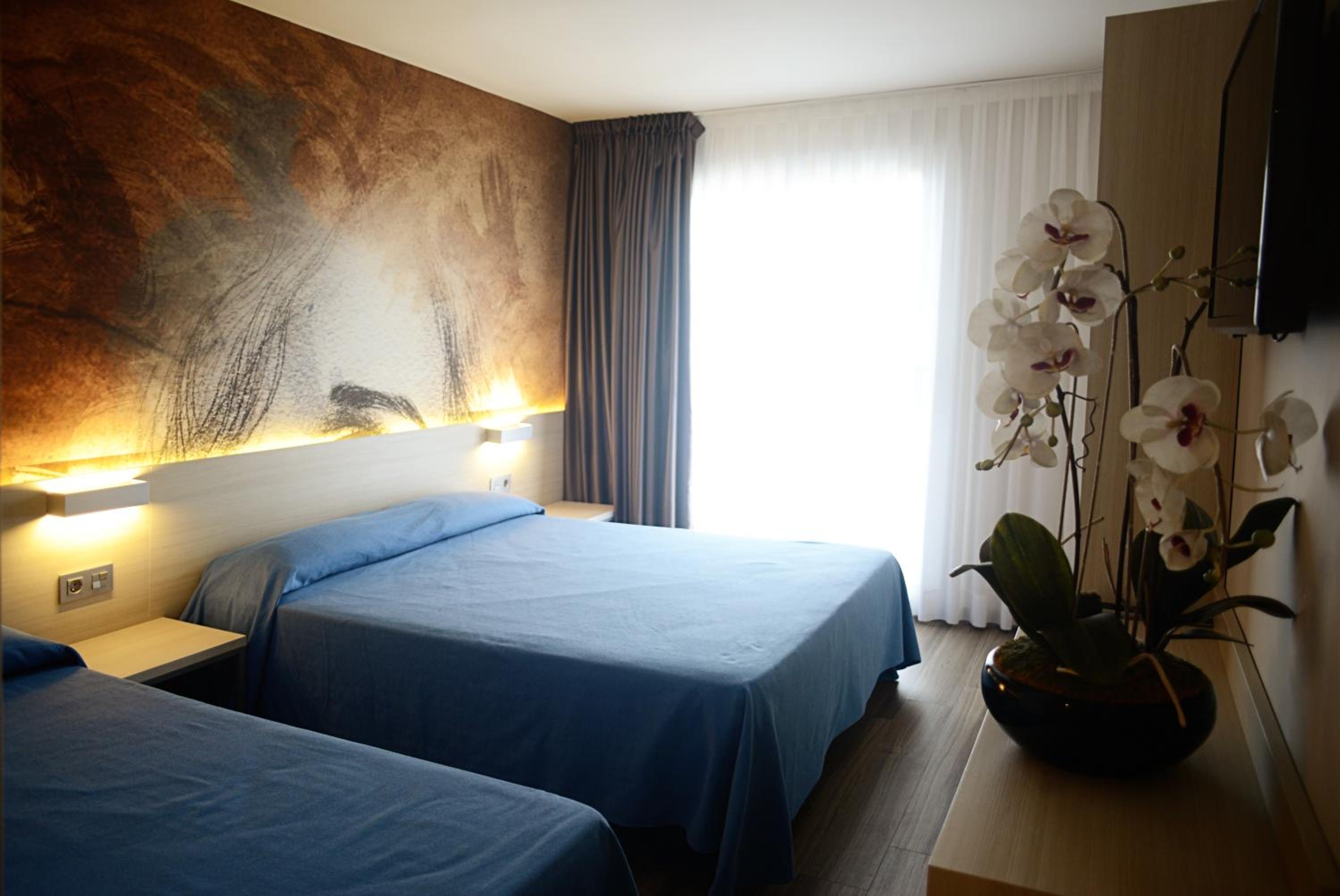 Double or Twin Room with Private Bathroom - Photo 3