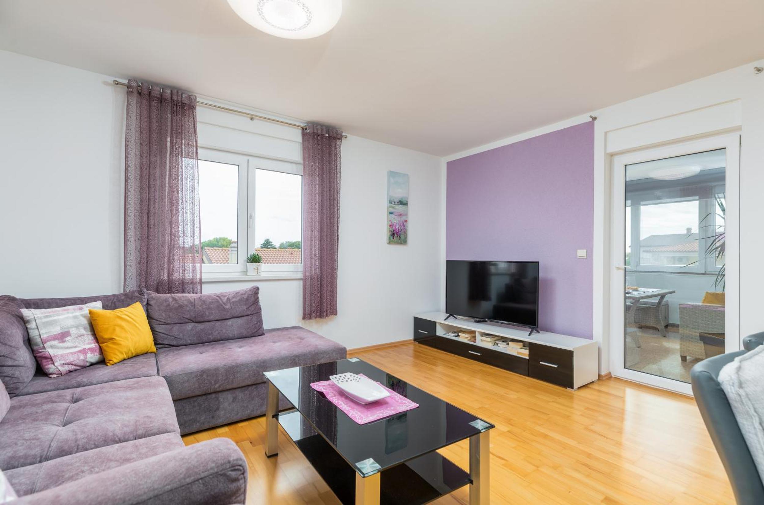 Apartment with Terrace - Photo 17