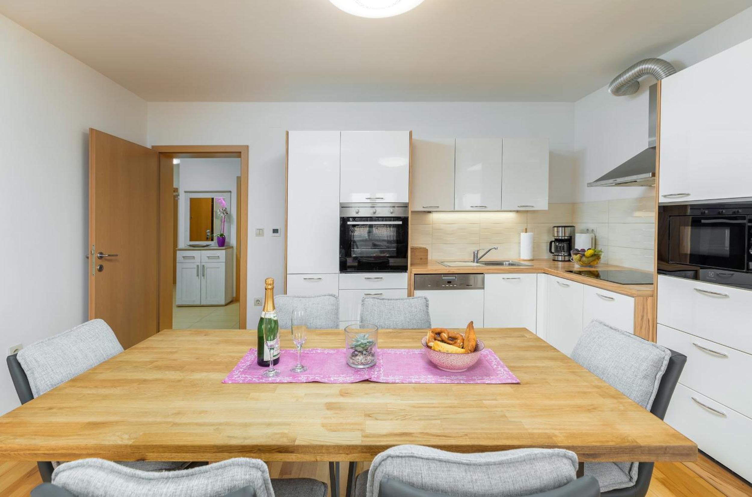 Apartment with Terrace - Photo 16