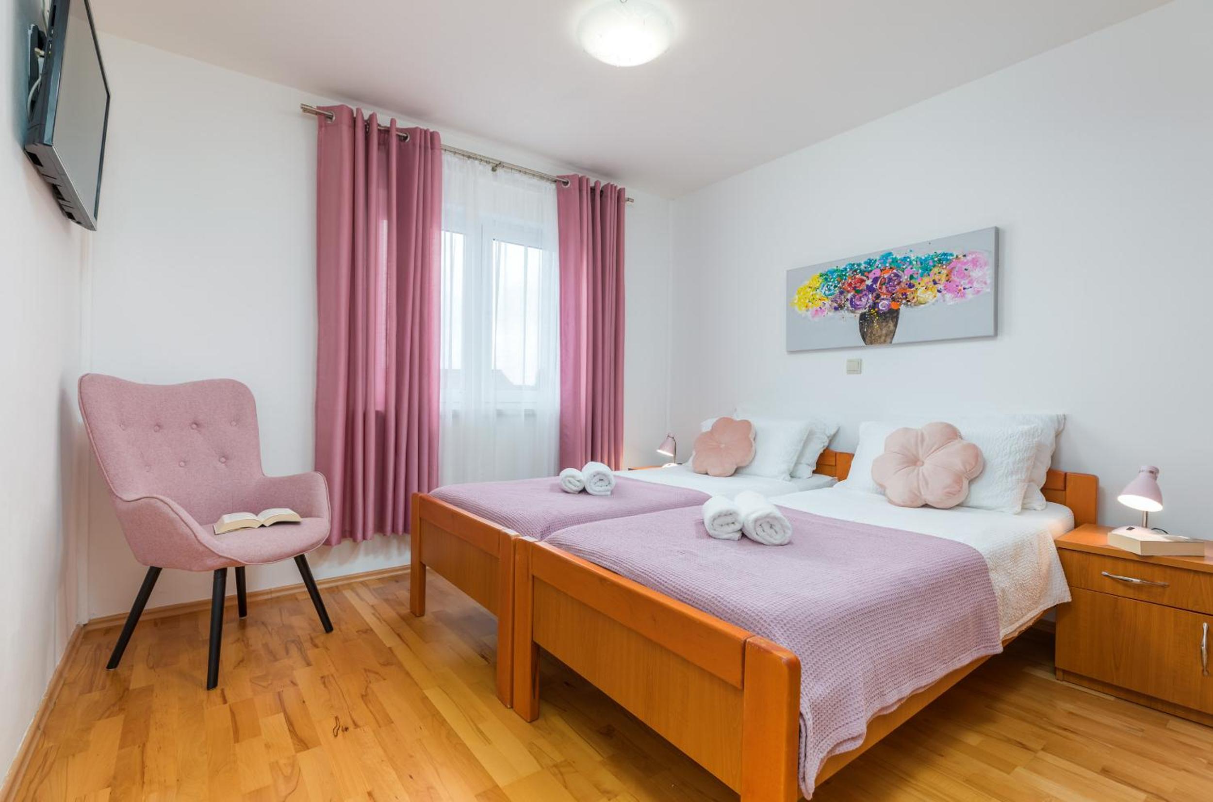 Apartment with Terrace - Photo 15