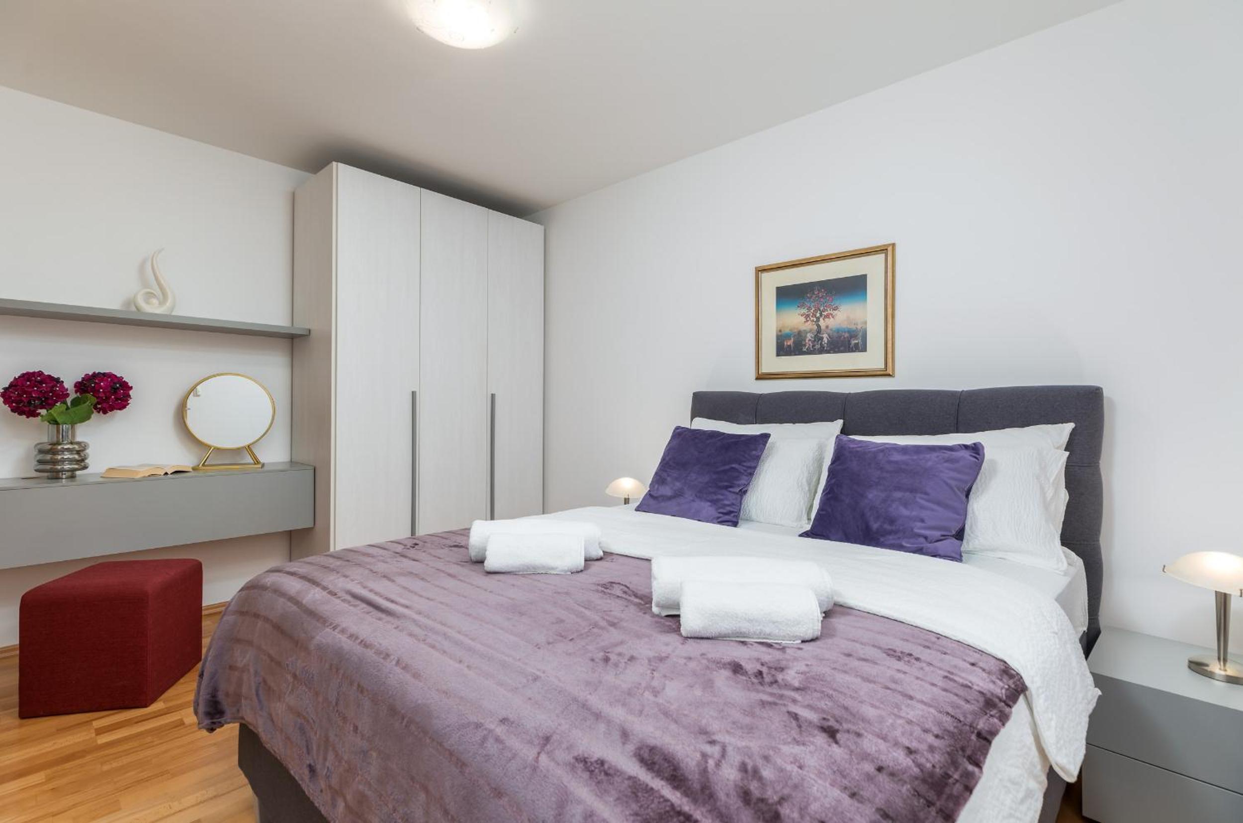 Apartment with Terrace - Photo 13