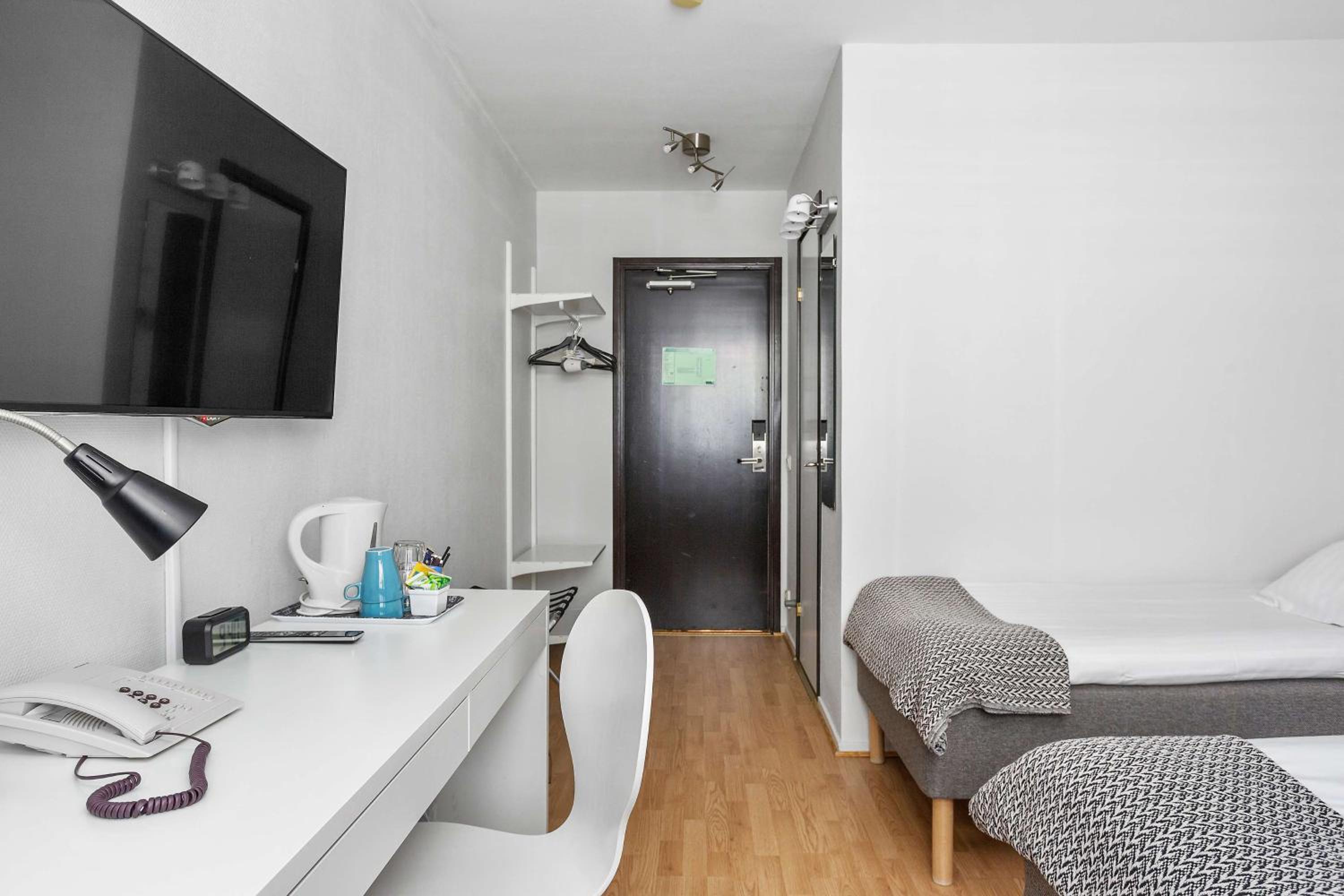 Twin Room - Non-Smoking photo 1