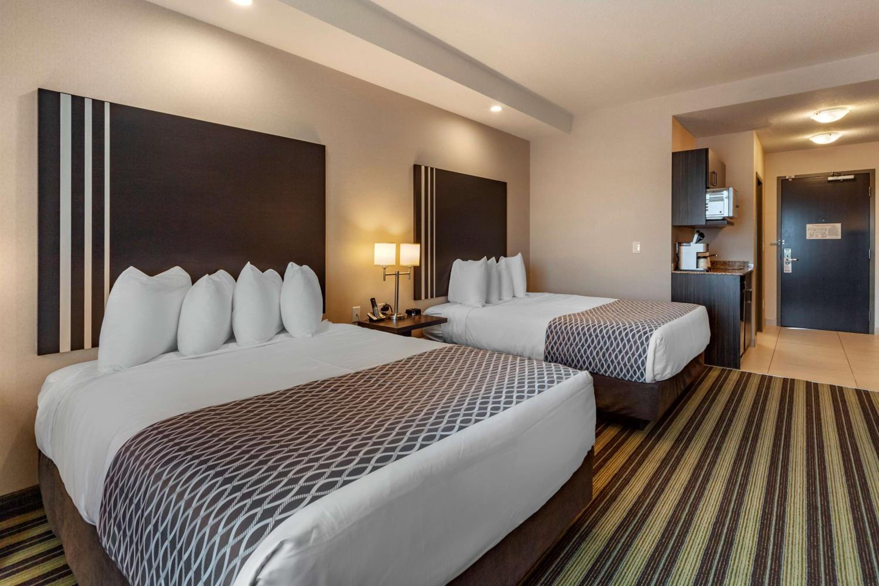 One-Bedroom Queen Suite with Two Queen Beds - Full Kitchen/Non-Smoking photo 1
