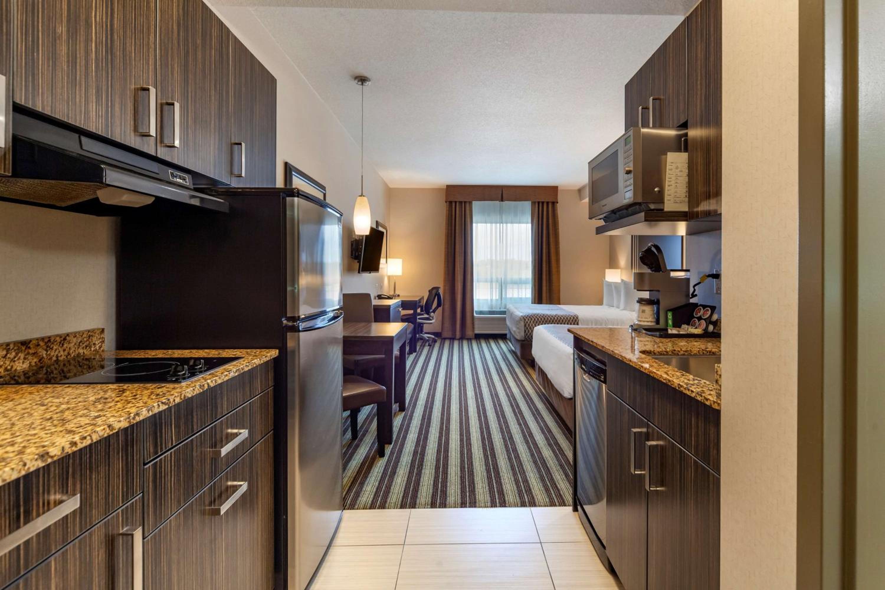 One-Bedroom Queen Suite with Two Queen Beds - Full Kitchen/Non-Smoking photo 2