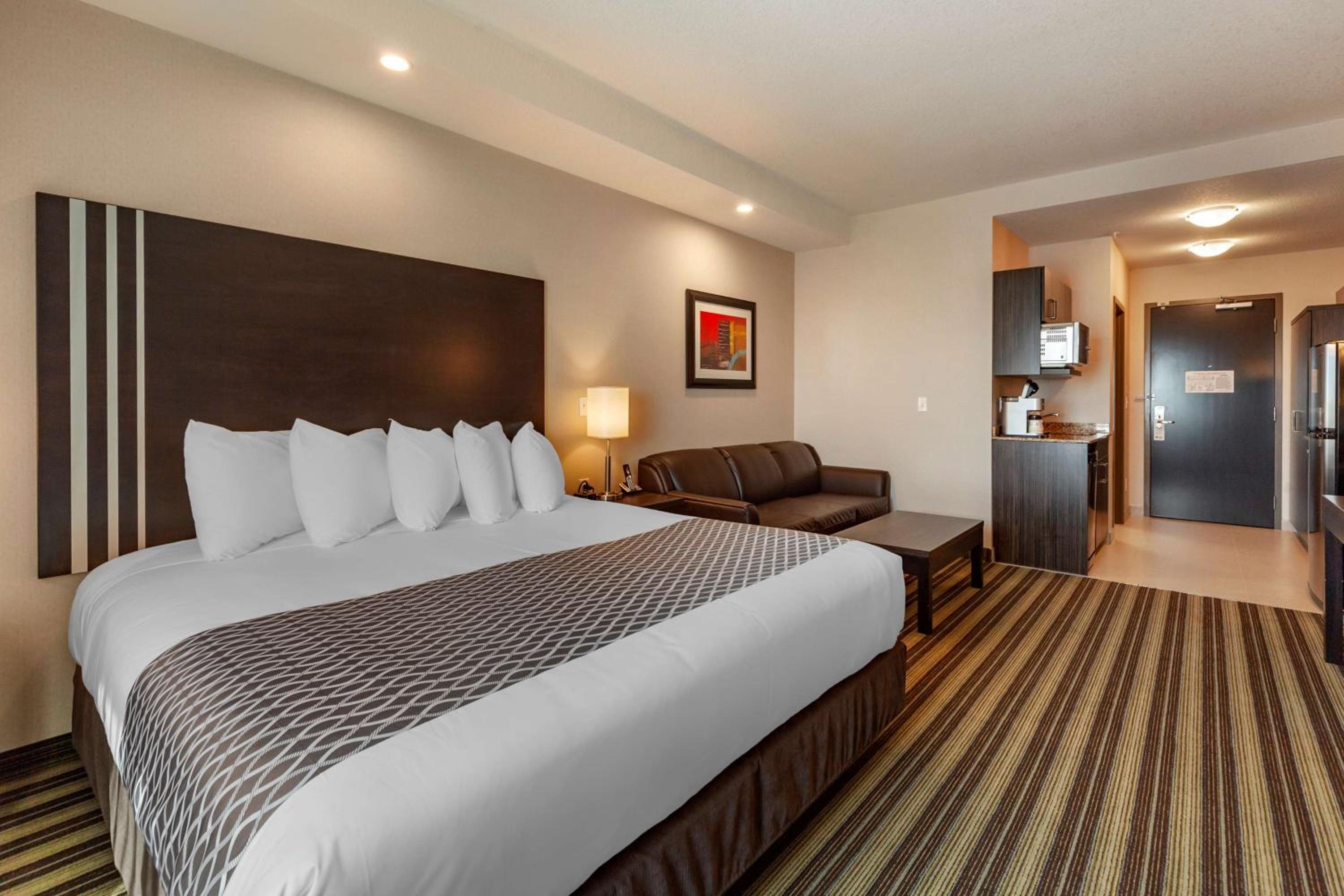King Room with Kitchen and Walk-In Shower - Non-Smoking photo 2