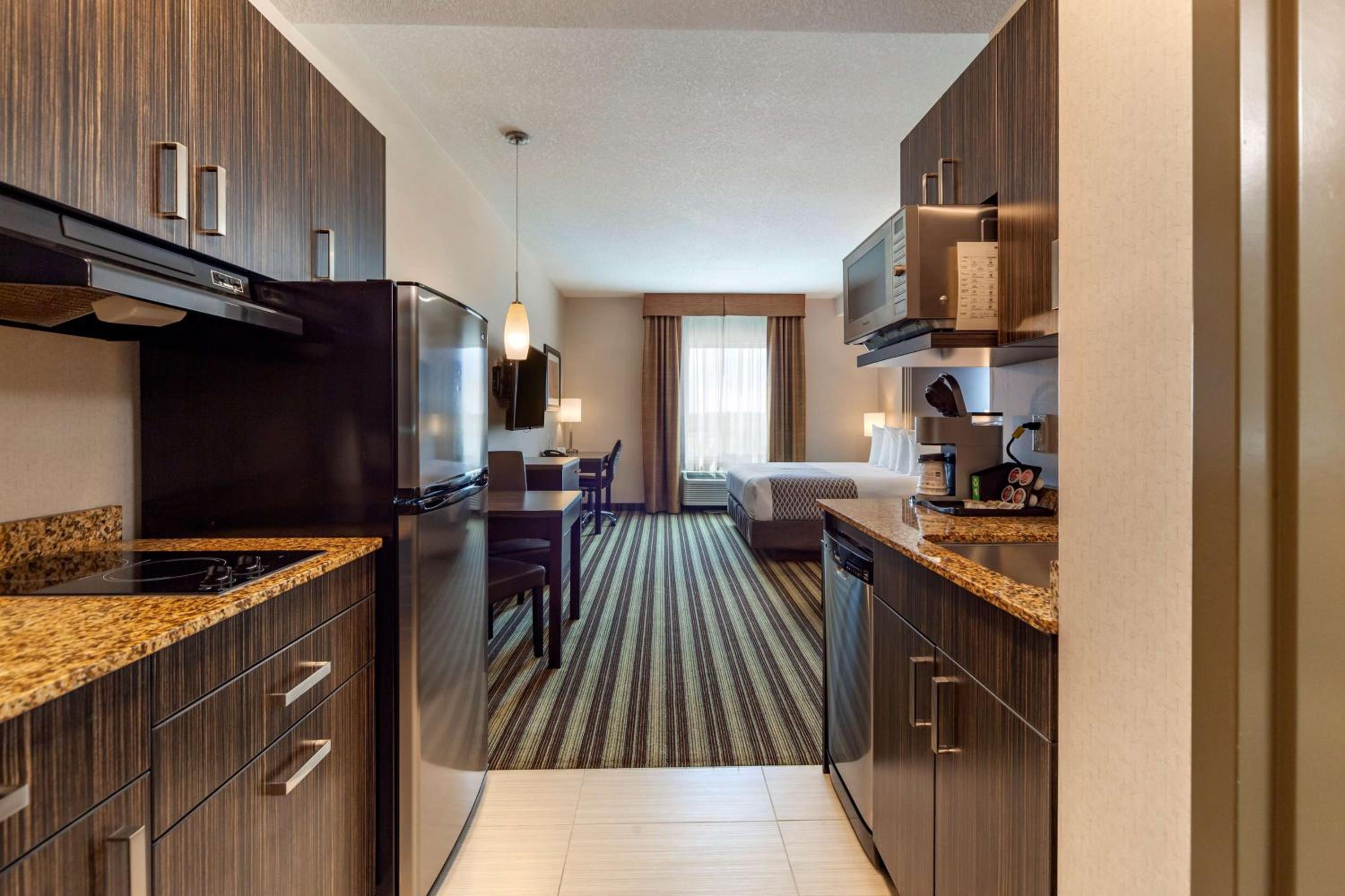 King Room with Kitchen and Walk-In Shower - Non-Smoking photo 3