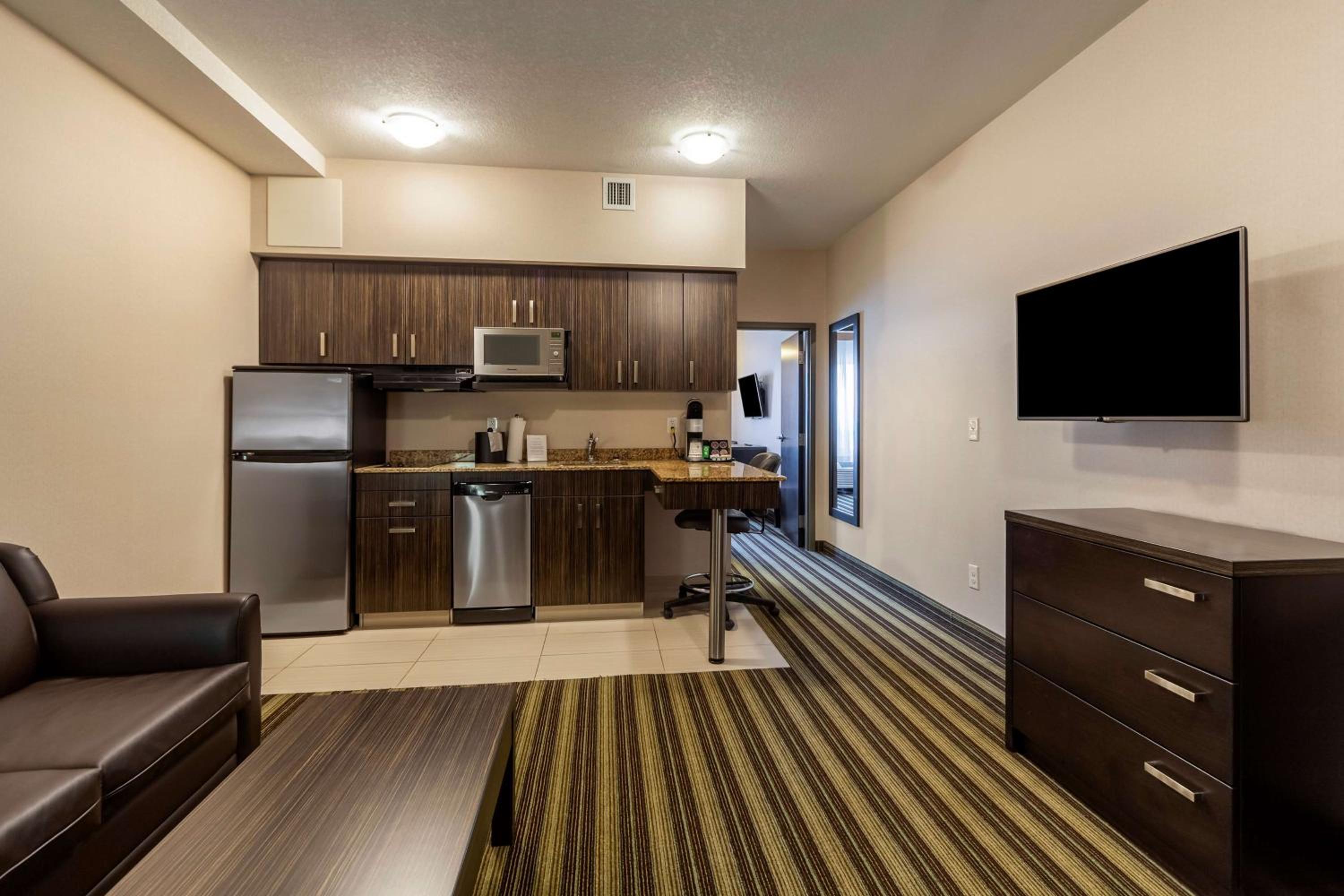 One-Bedroom Queen Suite with Sofa Bed and Kitchen - Non-Smoking photo 1