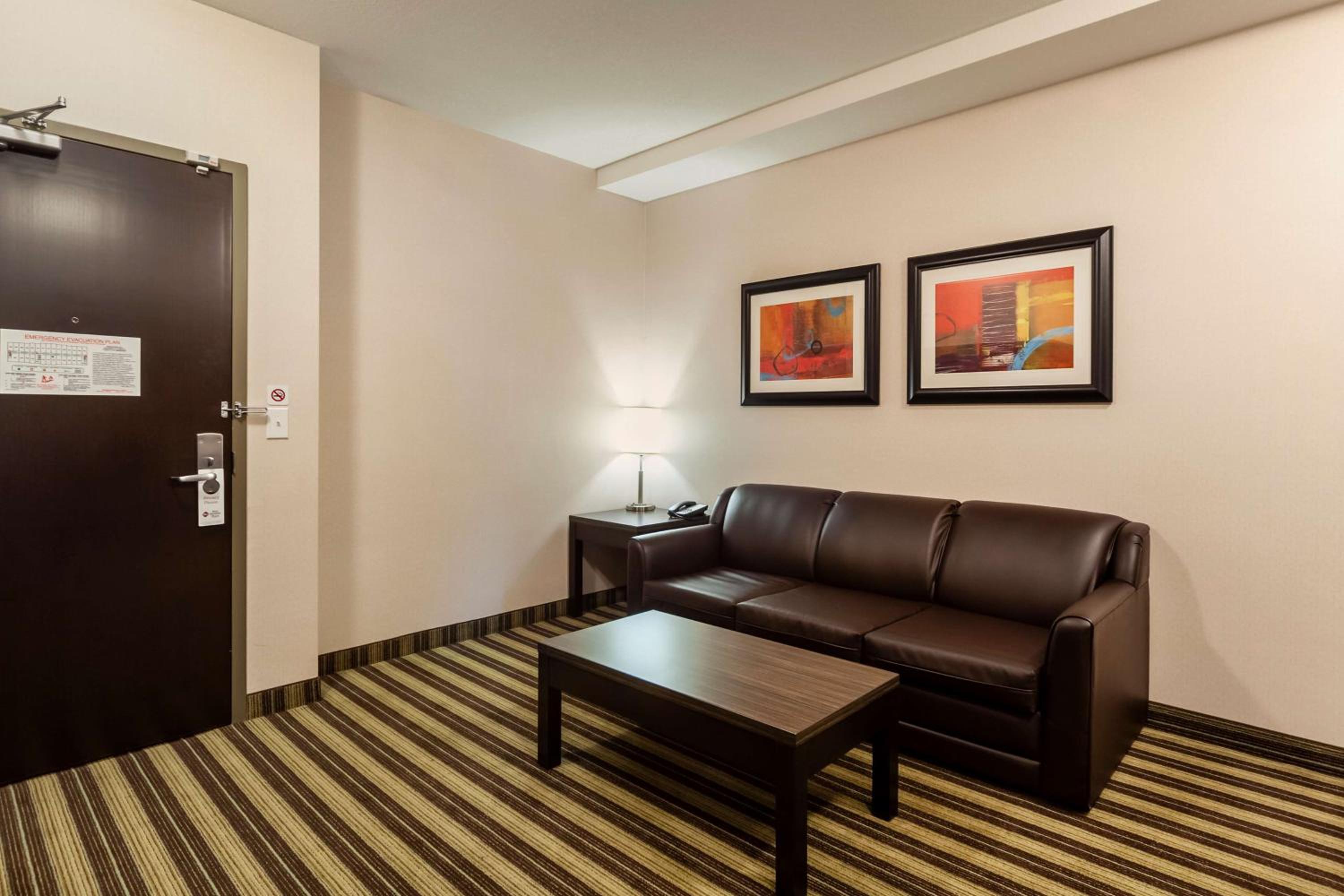 One-Bedroom Queen Suite with Sofa Bed and Kitchen - Non-Smoking photo 2