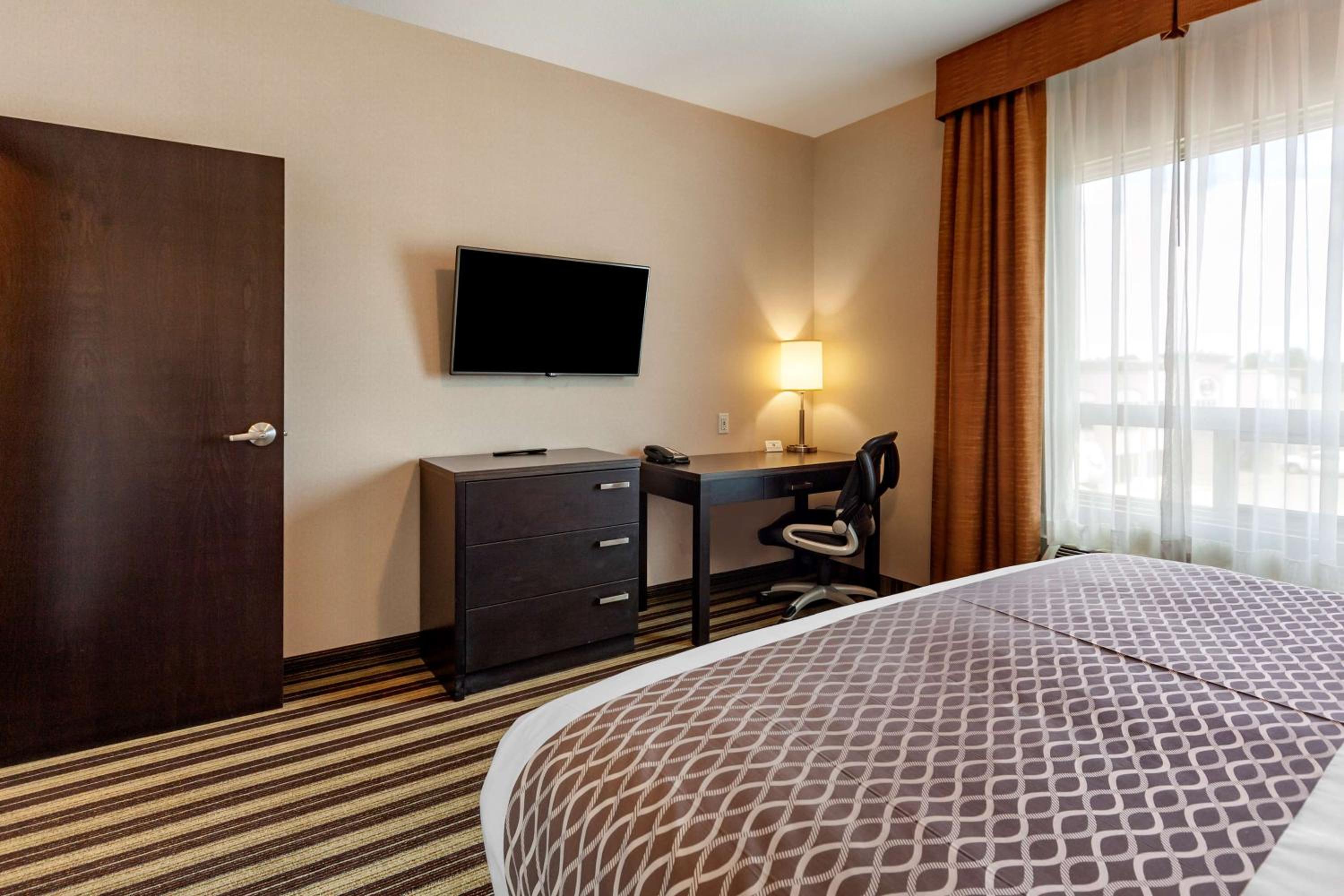 One-Bedroom King Suite with Sofa Bed and Full Kitchen - Non-Smoking photo 2