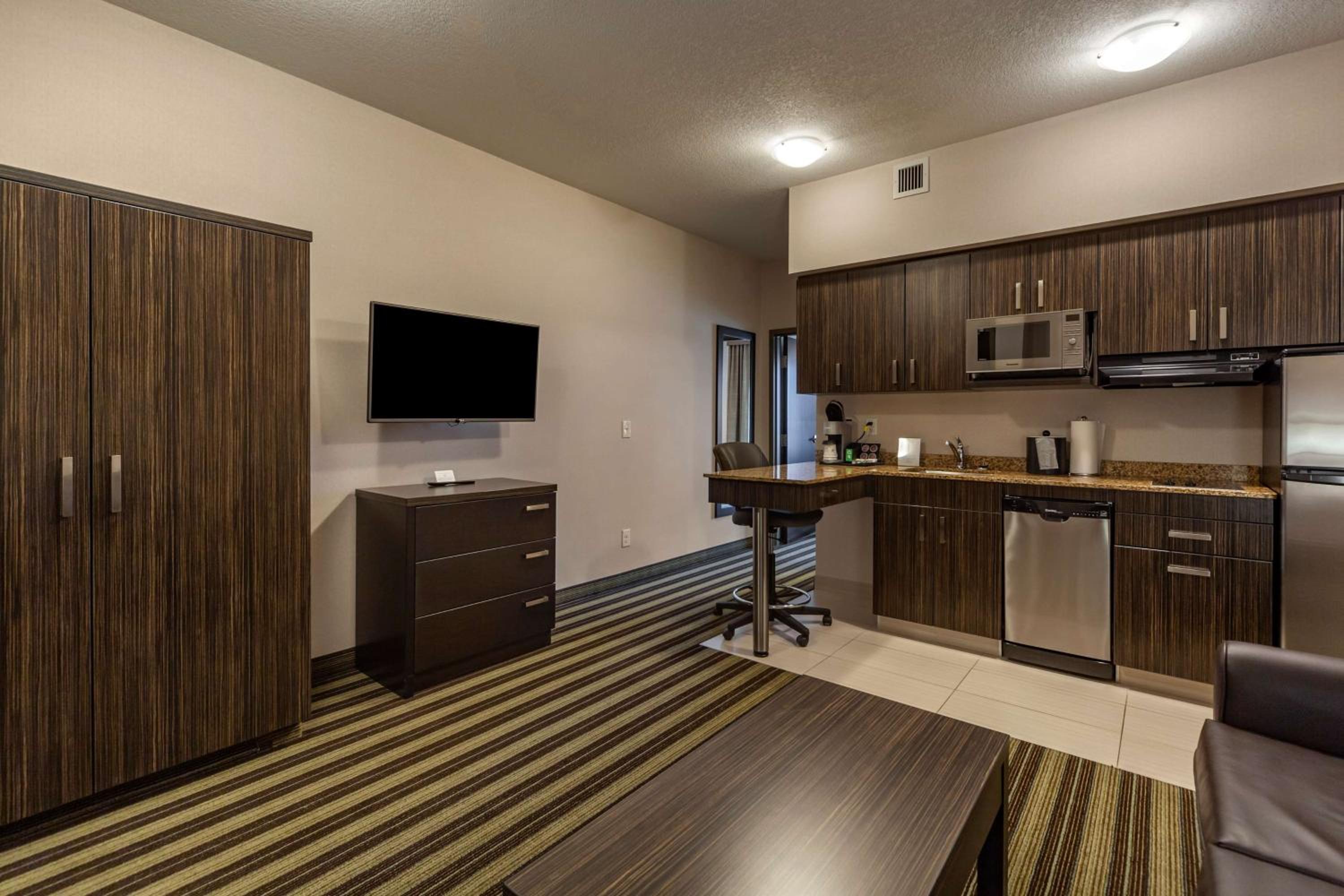One-Bedroom King Suite with Sofa Bed and Full Kitchen - Non-Smoking photo 3