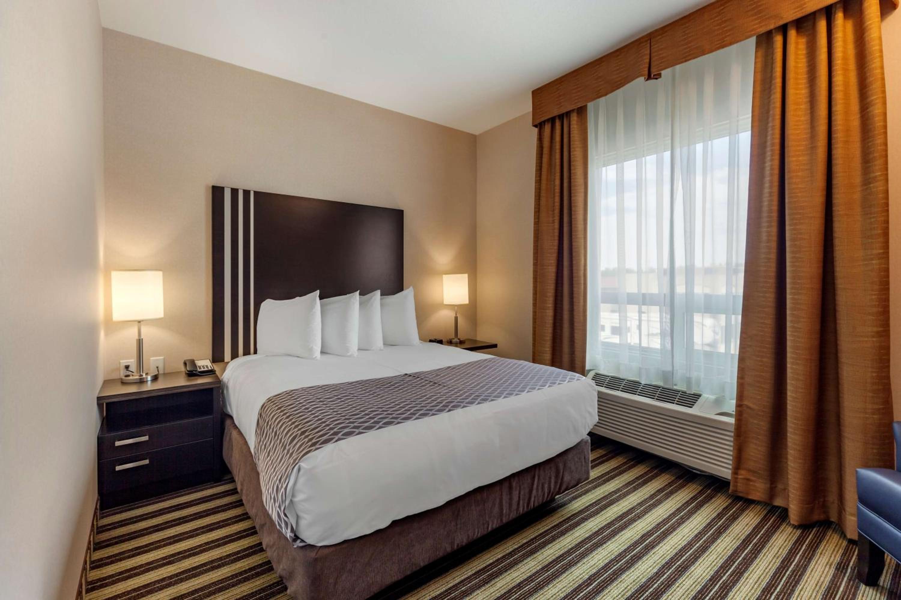One-Bedroom Suite with One King and One Queen Beds - Non-Smoking photo 2