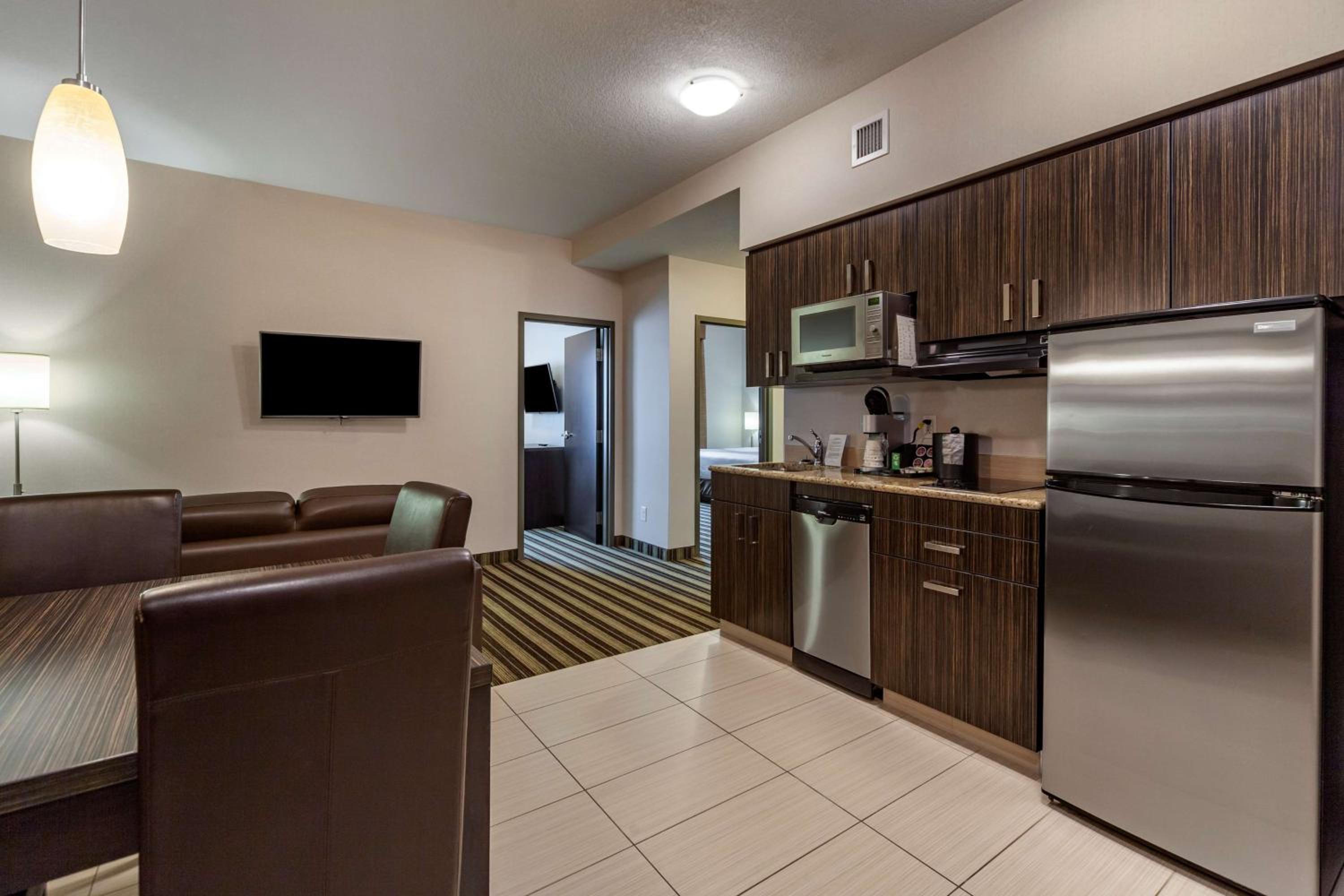 Queen Room with Two Queen Beds - Full Kitchen/Non-Smoking photo 3