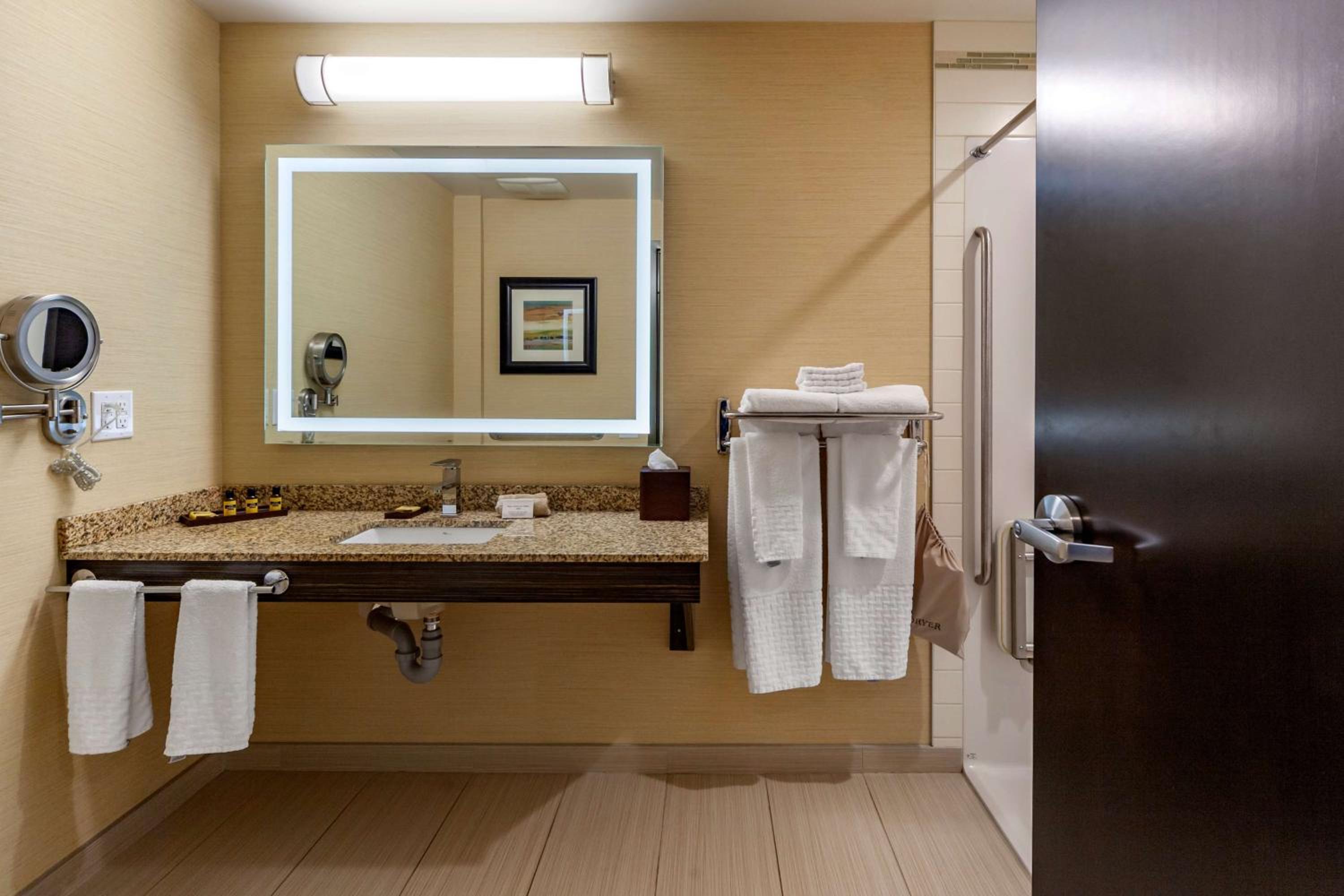 King Room with Roll-in Shower - Disability Access/Non-Smoking photo 3