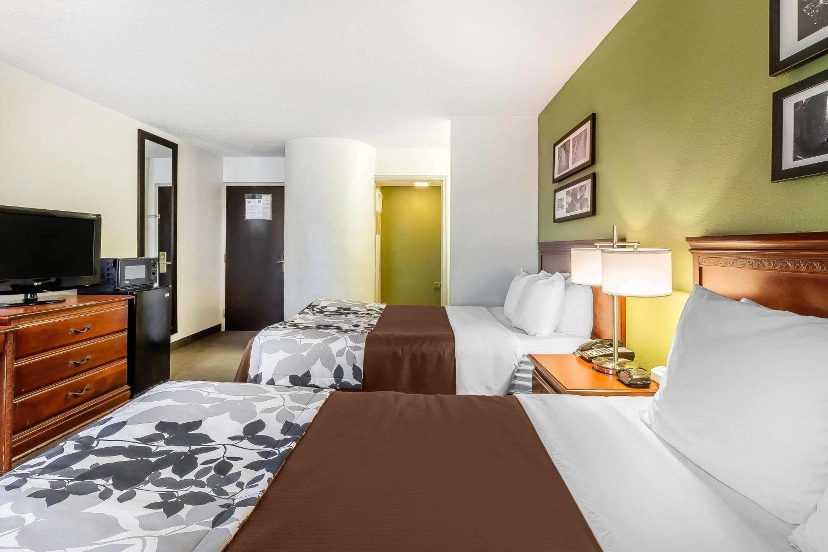 Queen Room with Two Queen Beds - Non-Smoking - Photo 1