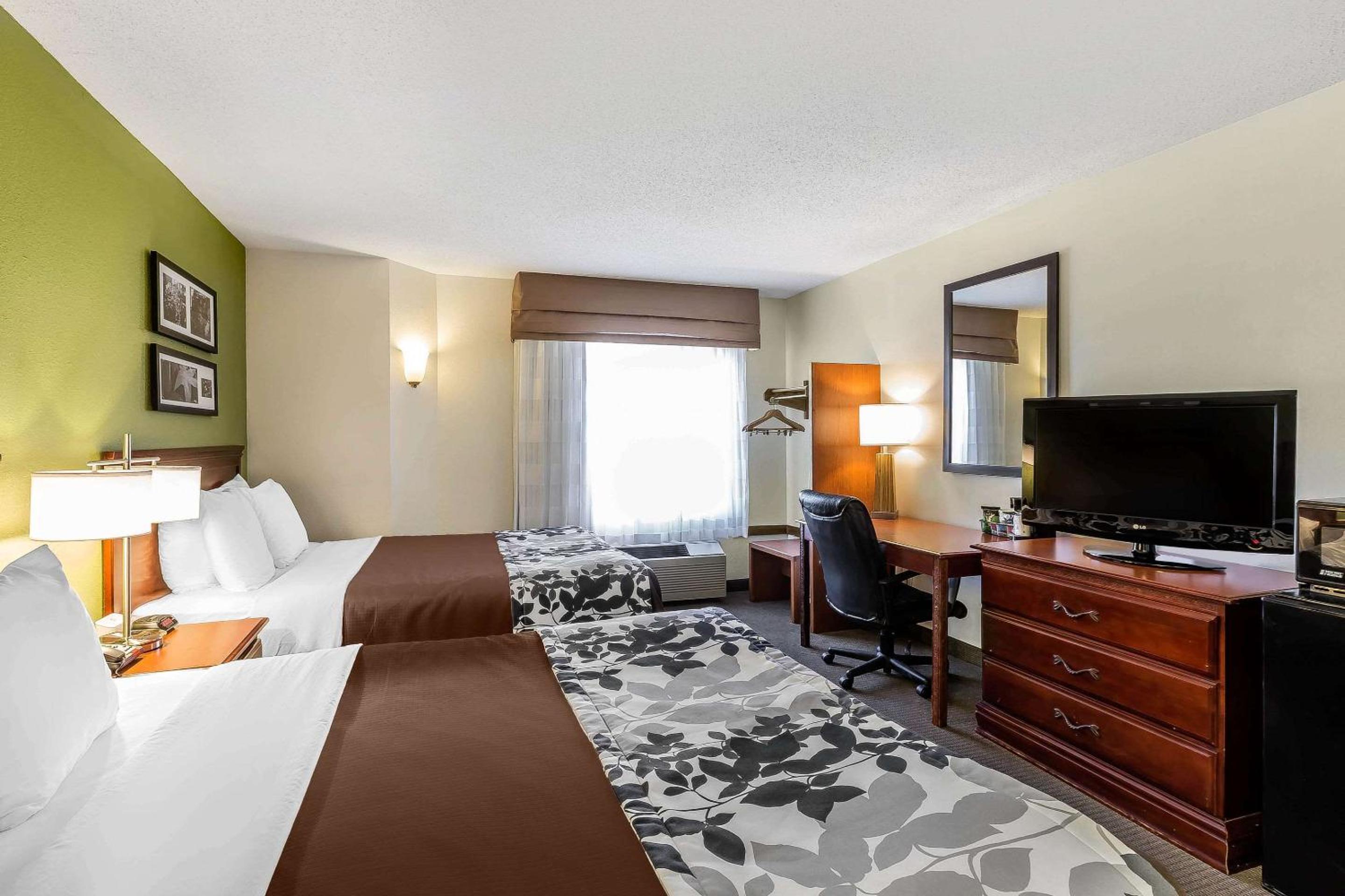 Queen Room with Two Queen Beds - Non-Smoking - Photo 3