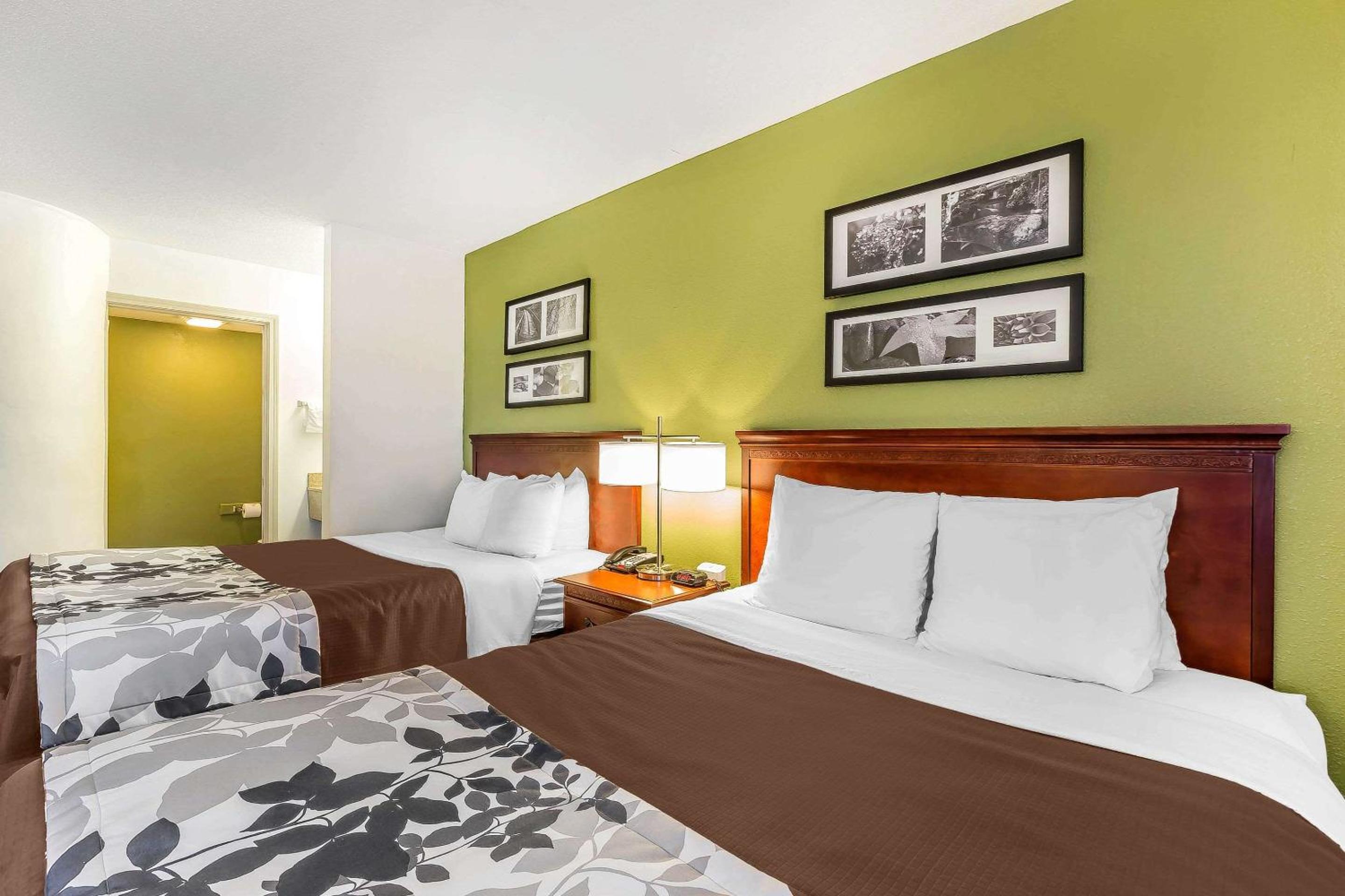 Queen Room with Two Queen Beds - Non-Smoking - Photo 2
