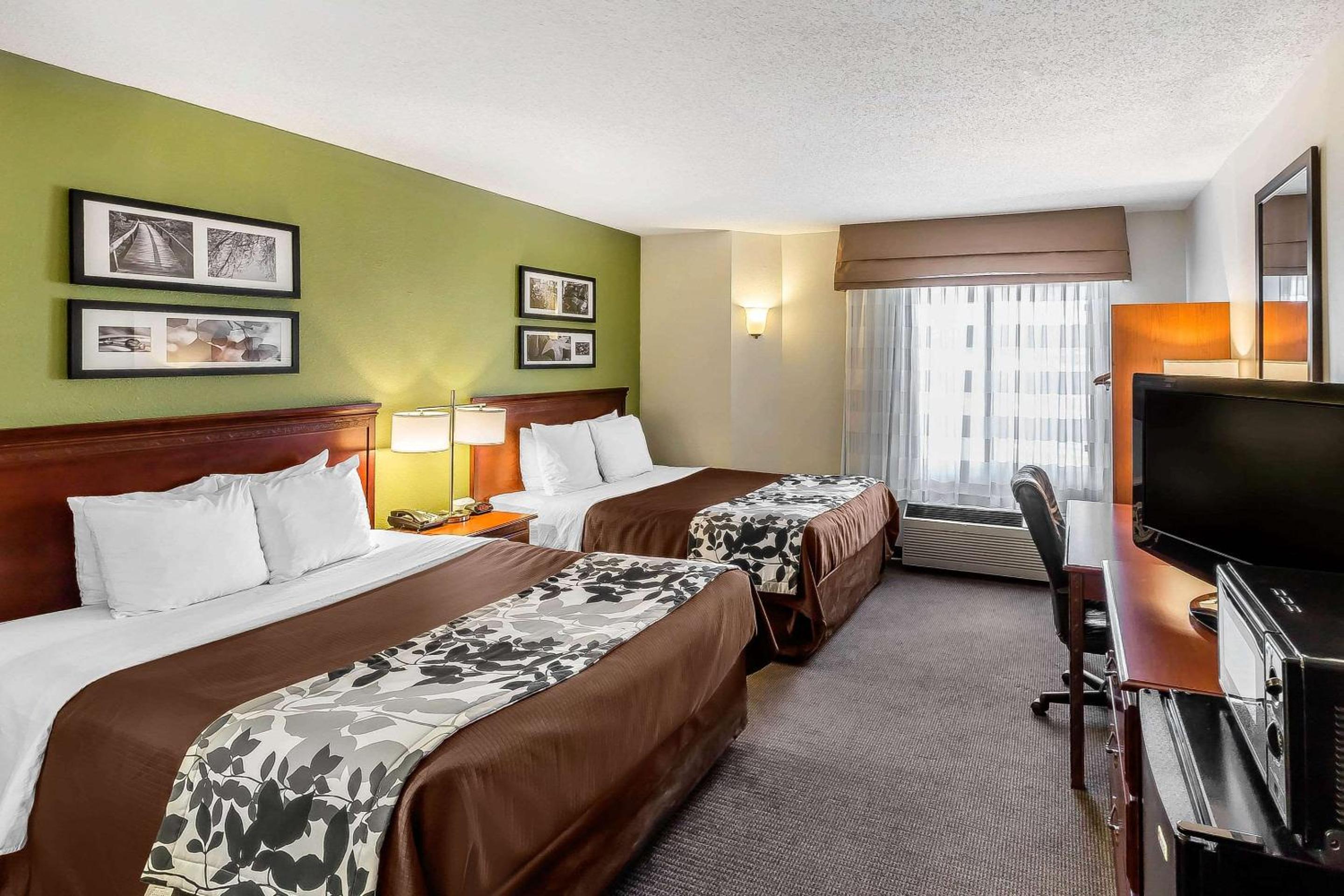 Queen Room with Two Queen Beds - Non-Smoking - Photo 5