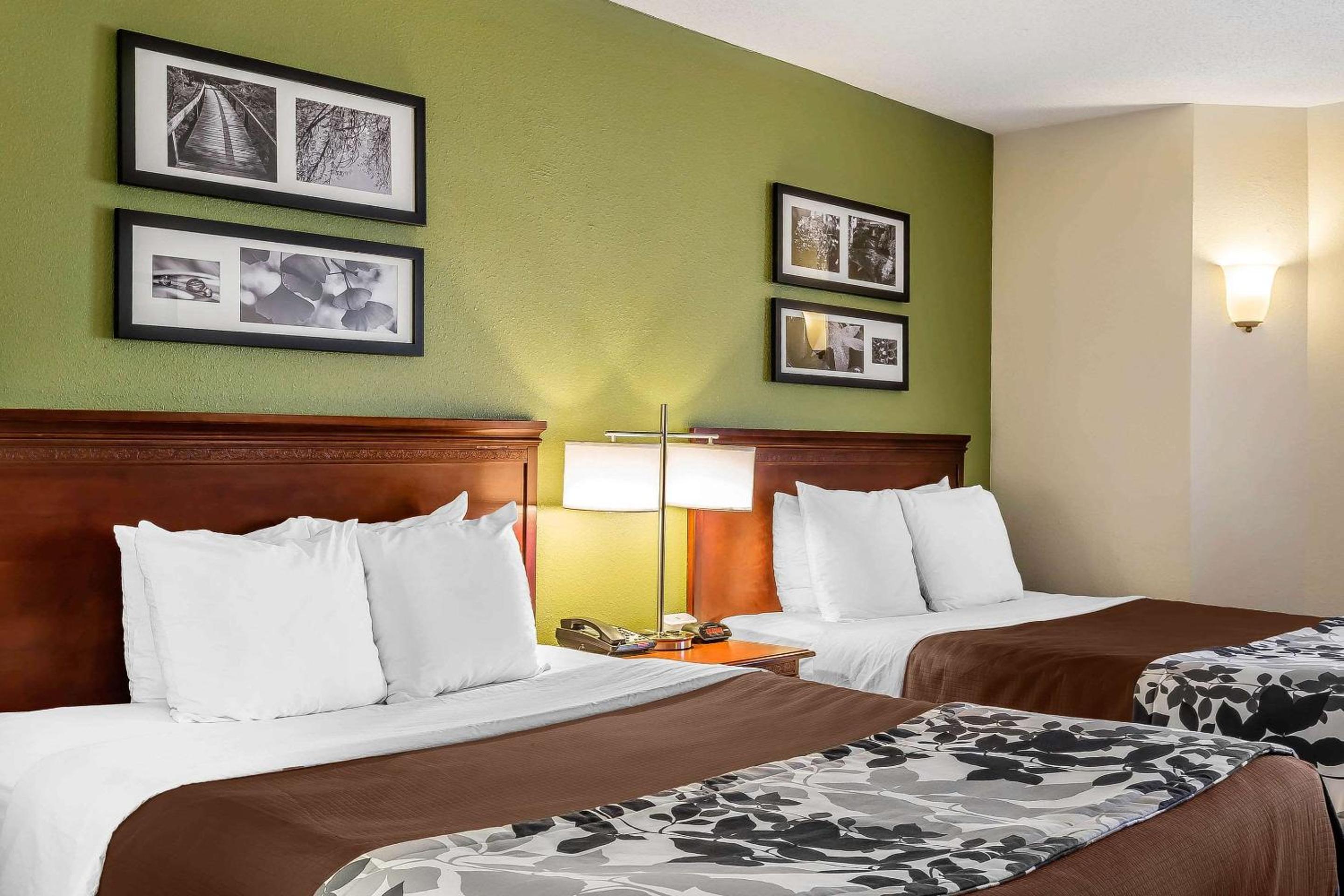 Queen Room with Two Queen Beds - Non-Smoking - Photo 4