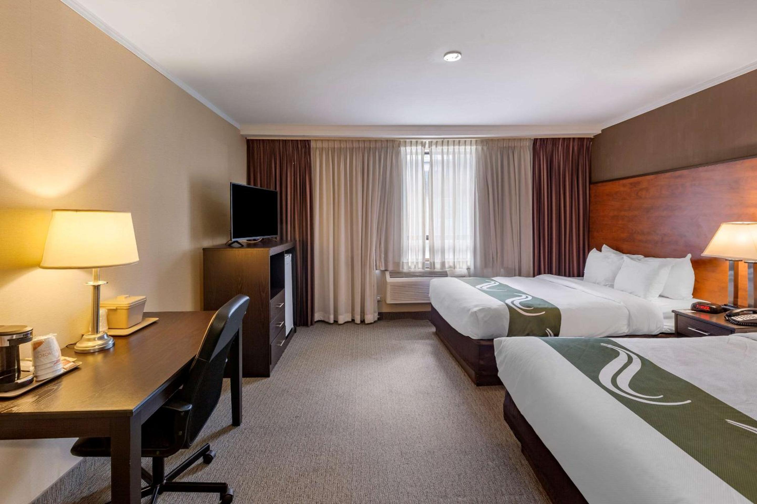 Queen Room with Two Queen Beds - Photo 4