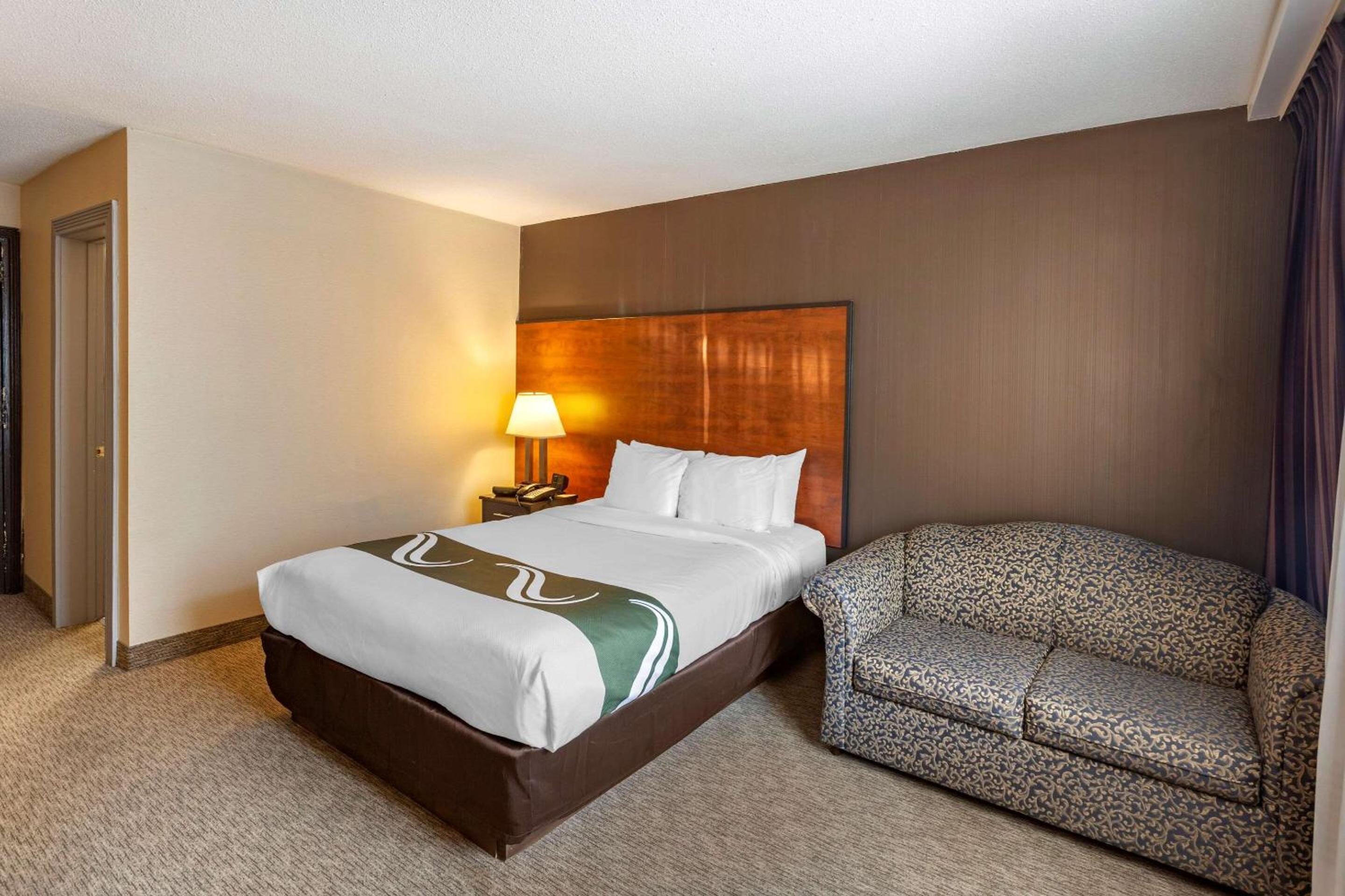 Queen Room with Sofa Bed - Non-Smoking - Photo 9