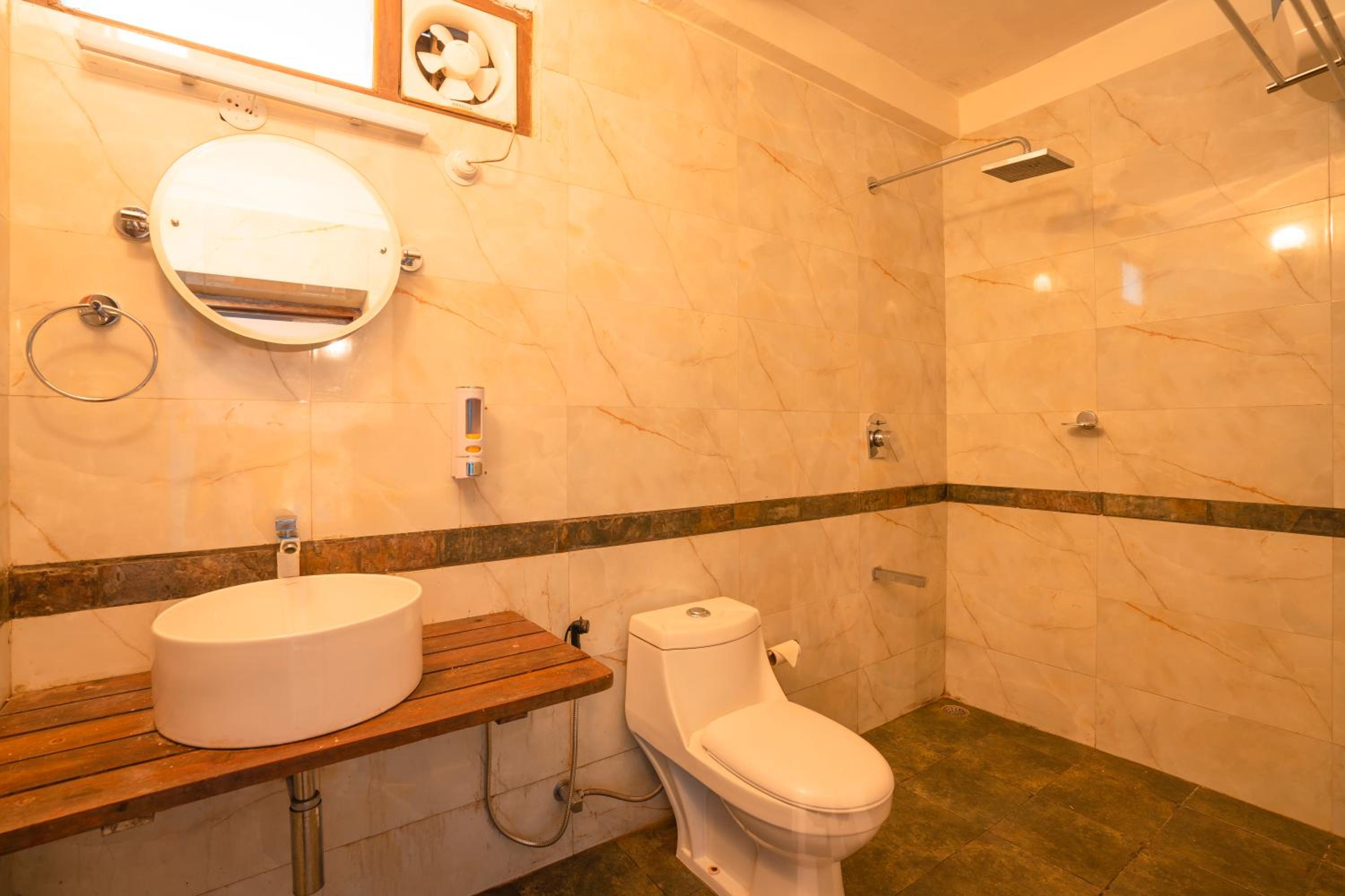 Bed in 6 Bed Mixed Dormitory Room with Ensuite Bathroom photo 3