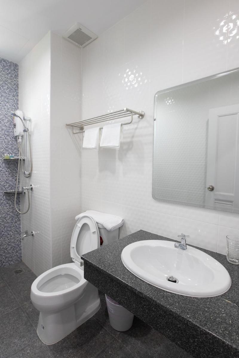 Deluxe Double Room with Balcony - Photo 10