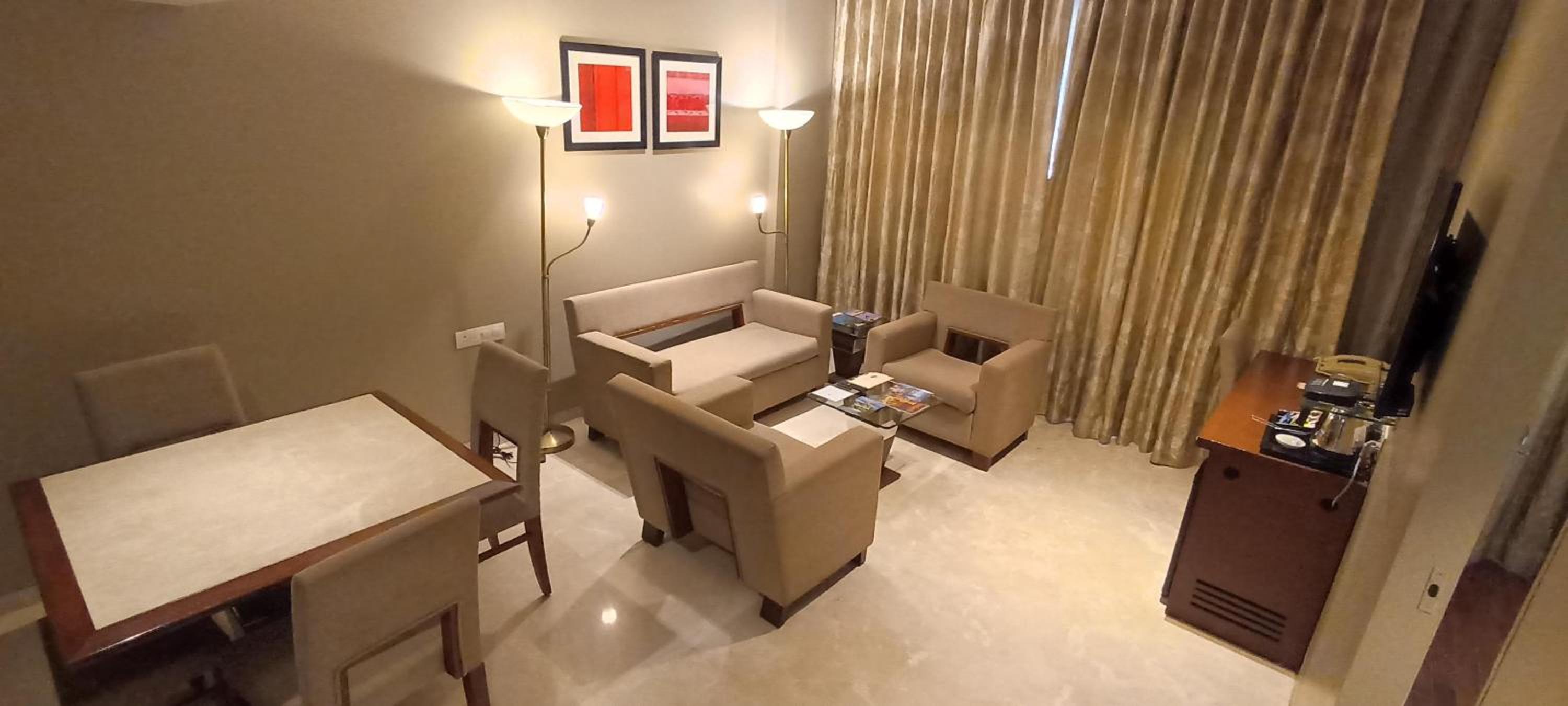 Suite Room – One way Airport Transfer , 25 % Discount on Food & Beverage and 15% Discount on Laundry Services photo 1